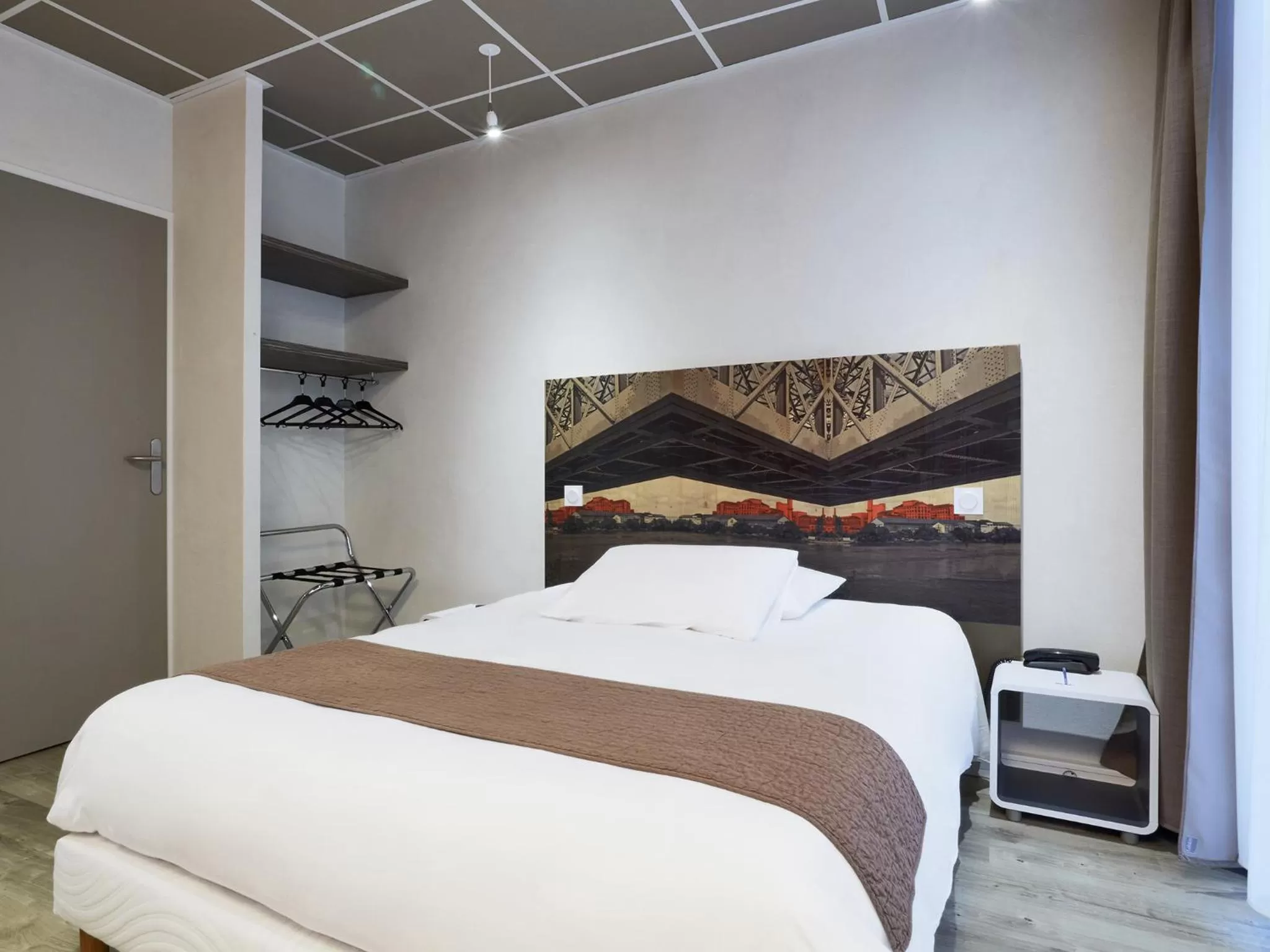 Bed in Kyriad Nantes Centre Graslin