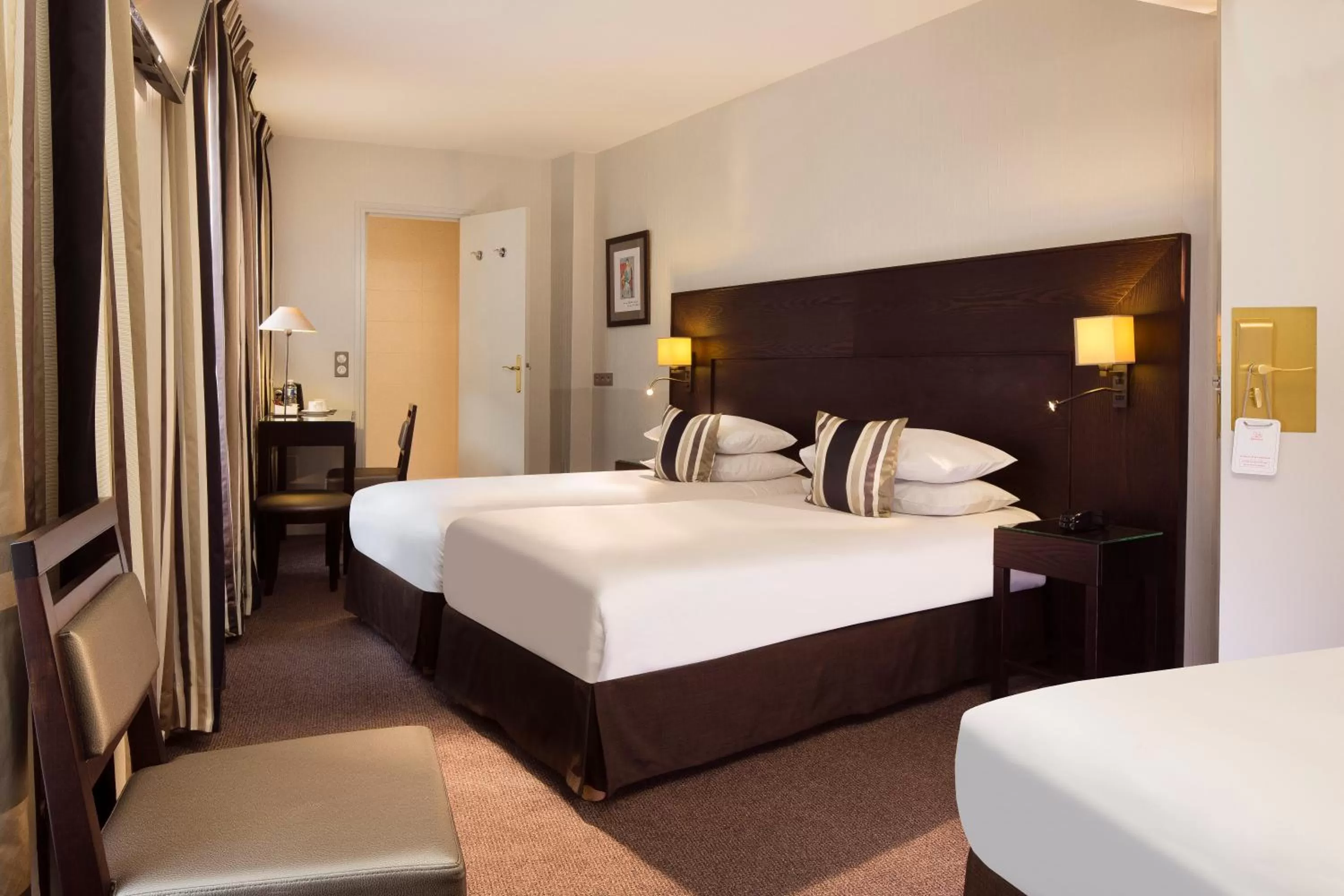 Shower, Bed in Hôtel Albert 1er Paris Lafayette