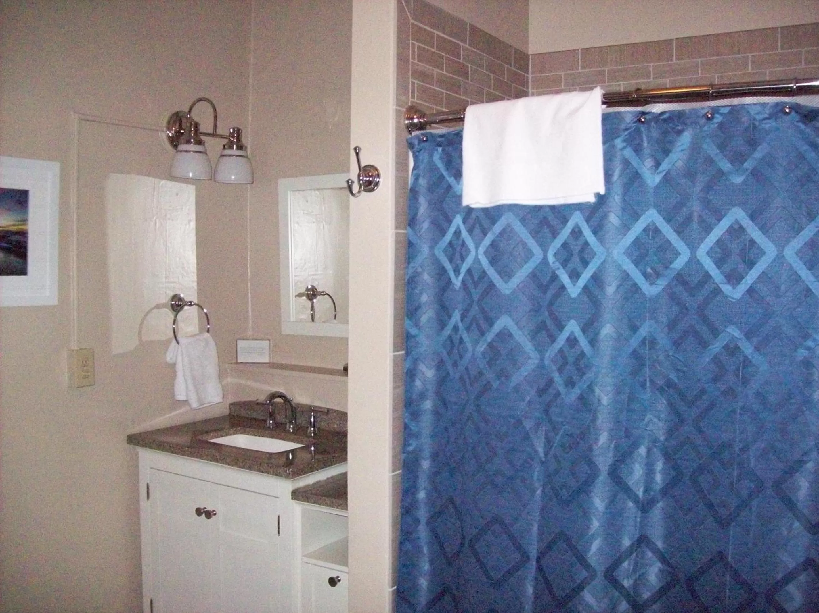 Bathroom, Kitchen/Kitchenette in The Charleston Inn