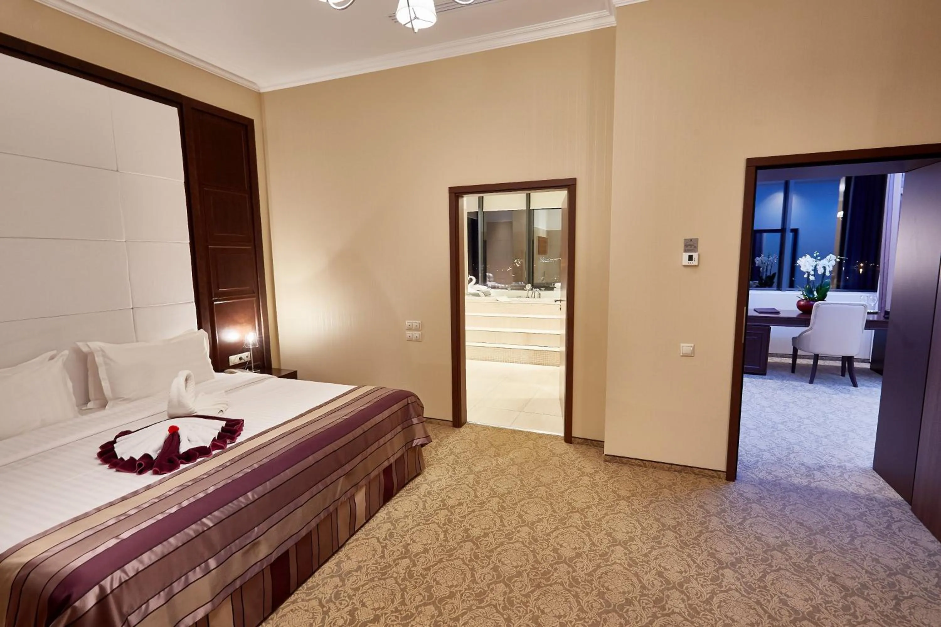 Bed in Central Plaza Hotel