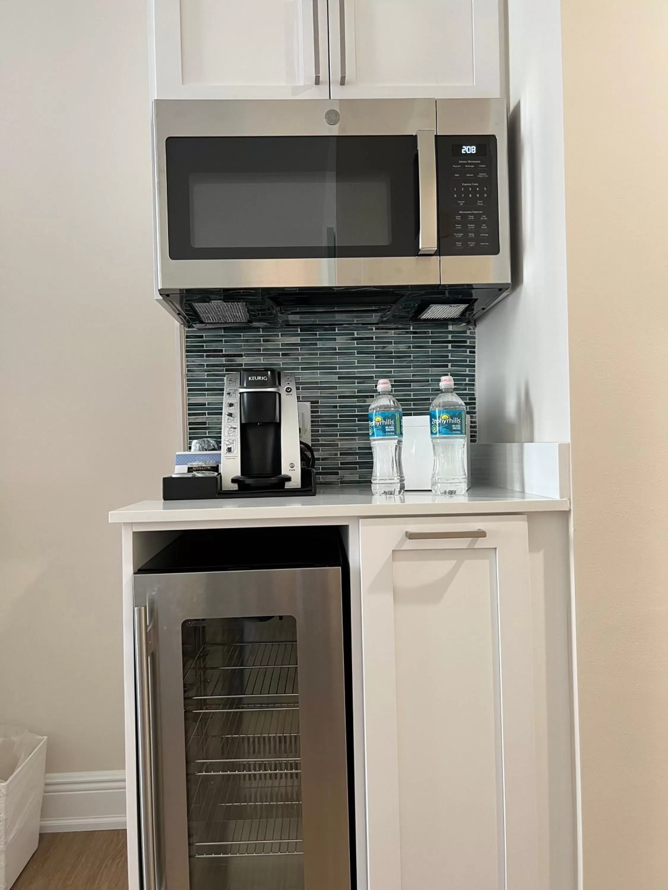 Kitchen or kitchenette in The Capri Inn