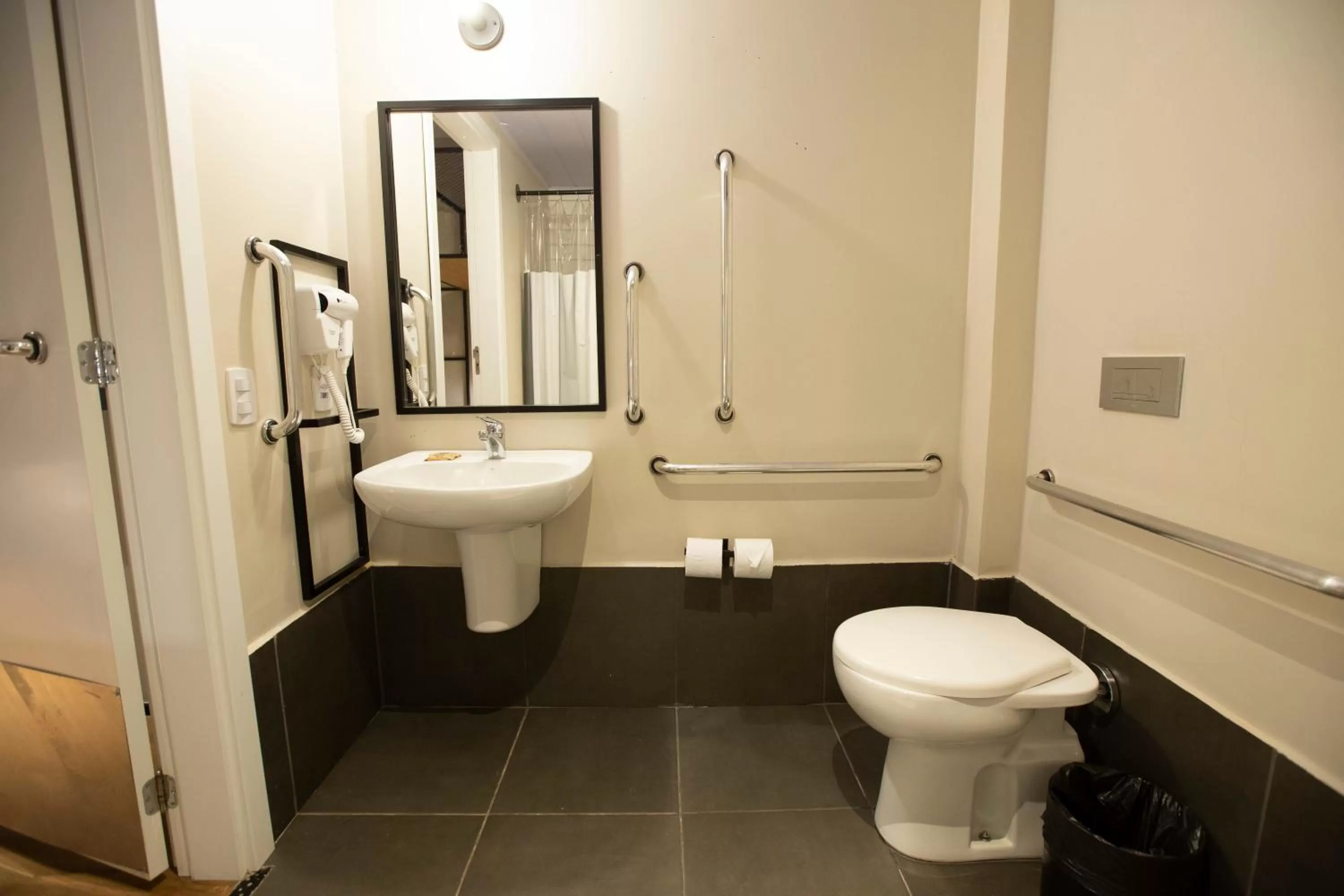 Toilet in ibis Cuiaba Shopping