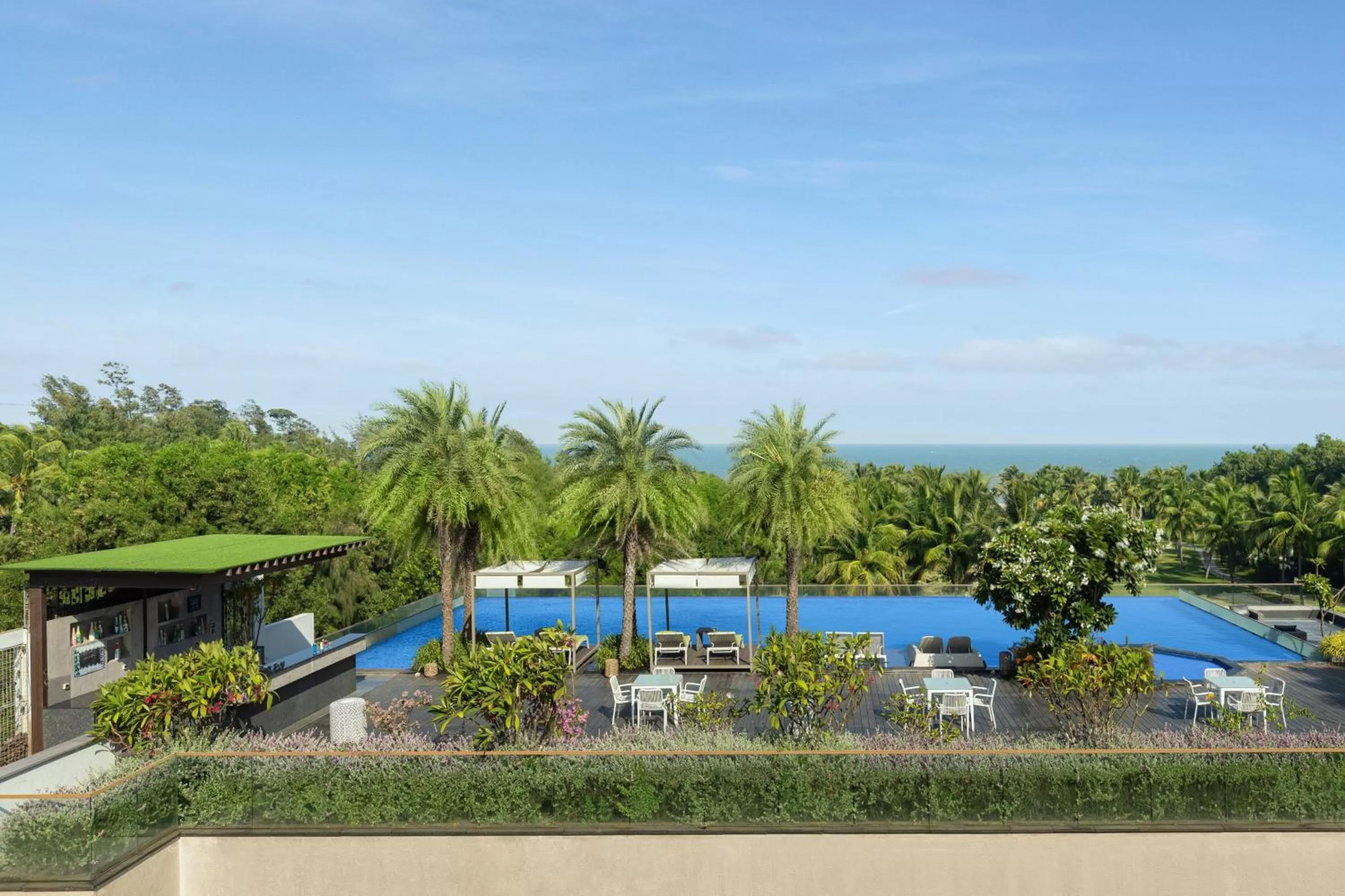 Swimming pool in Sheraton Grand Chennai Resort & Spa