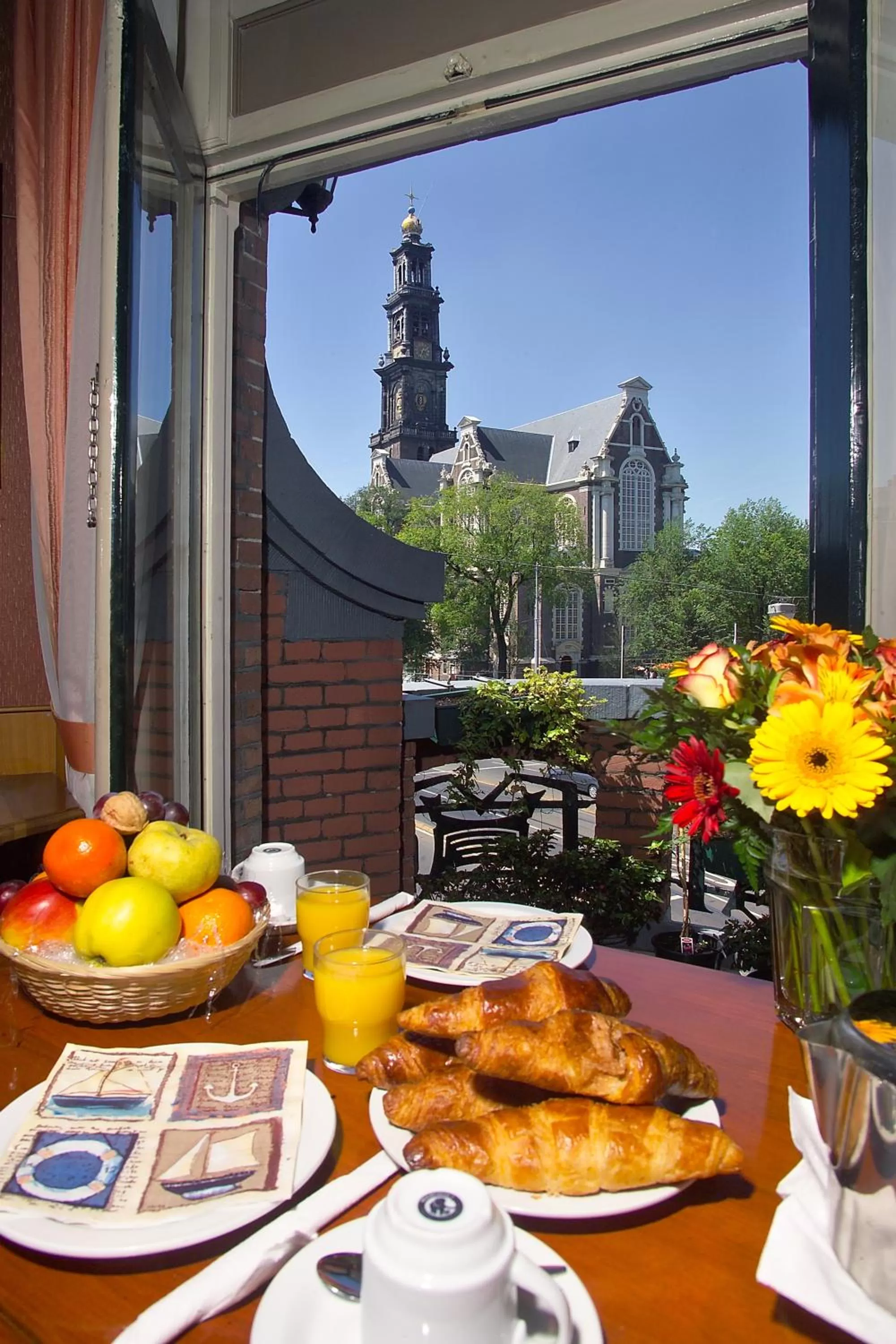 Food and drinks in Nadia Hotel