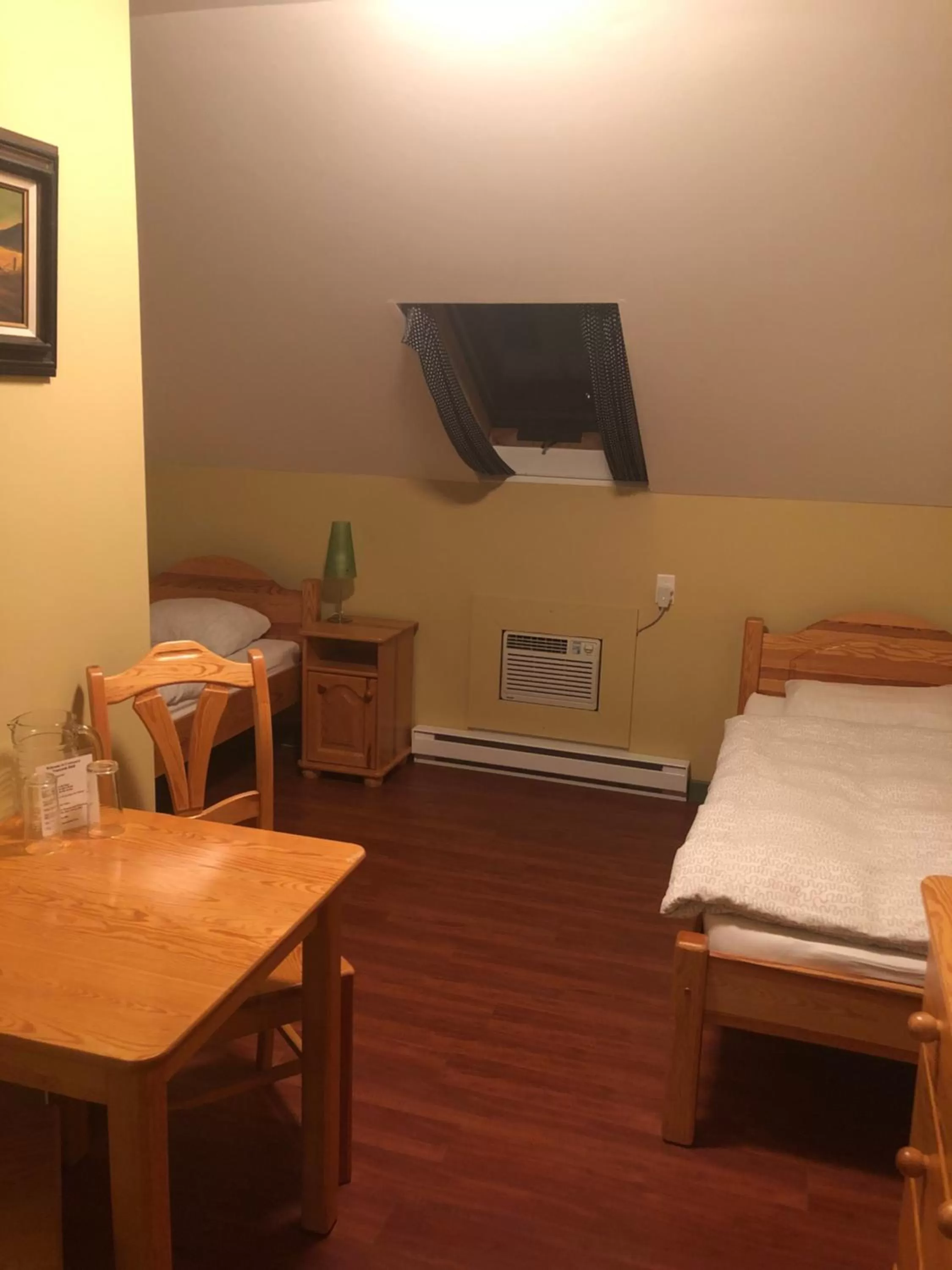 Bed in Crowsnest Vineyards Guesthouse