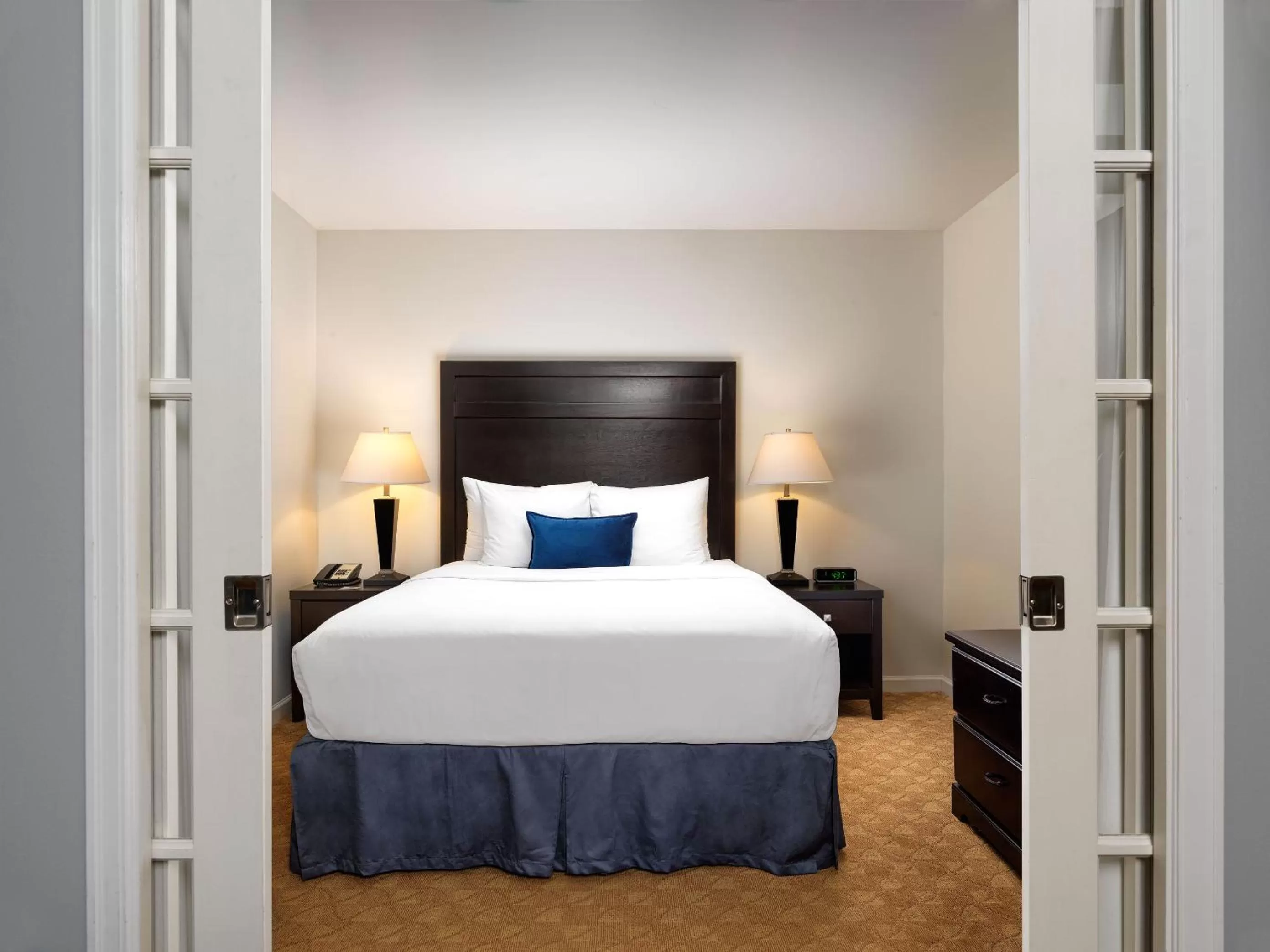 Bedroom, Bed in Huntingdon Hotel and Suites