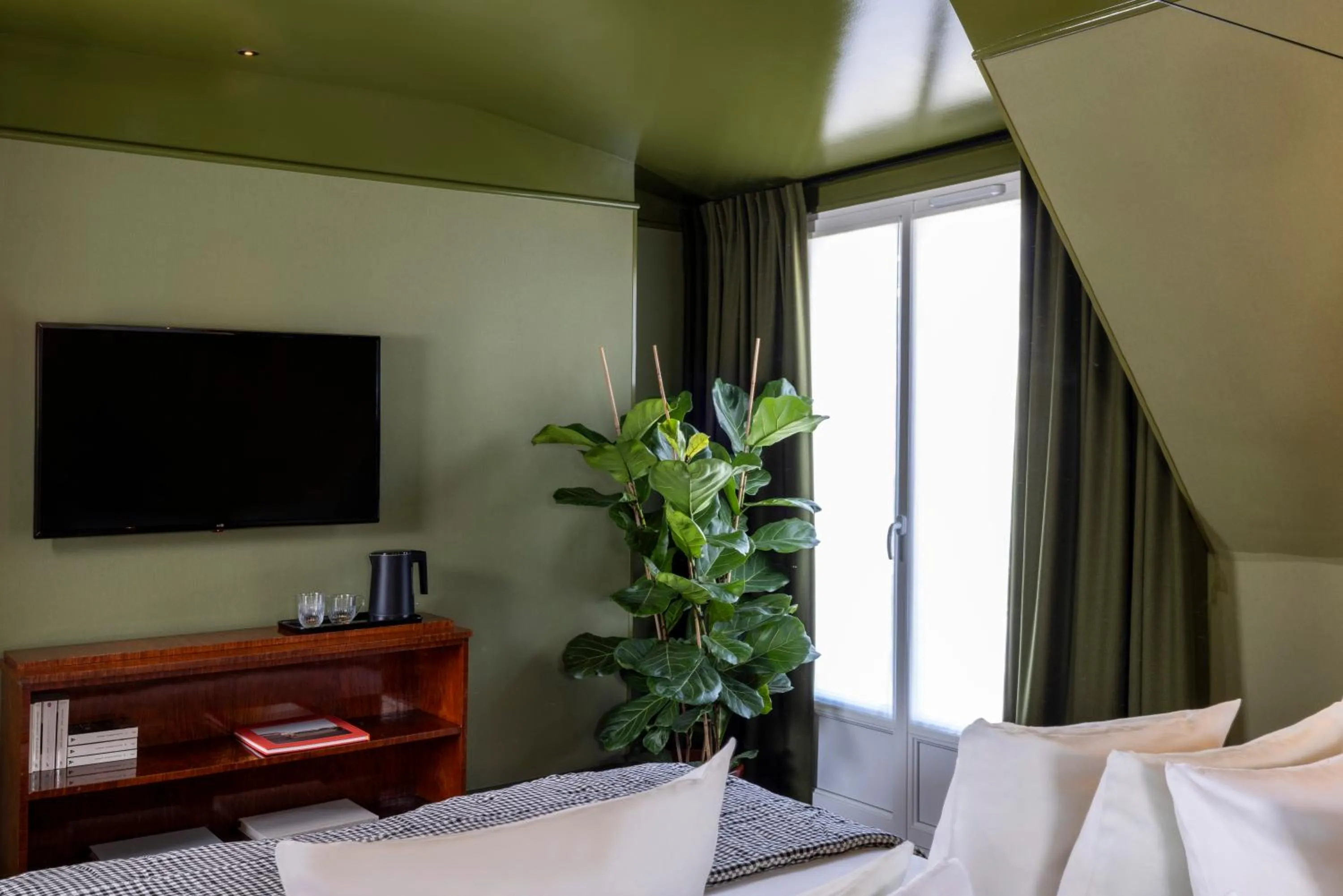 TV and multimedia, TV/Entertainment Center in Hôtel du Home Moderne