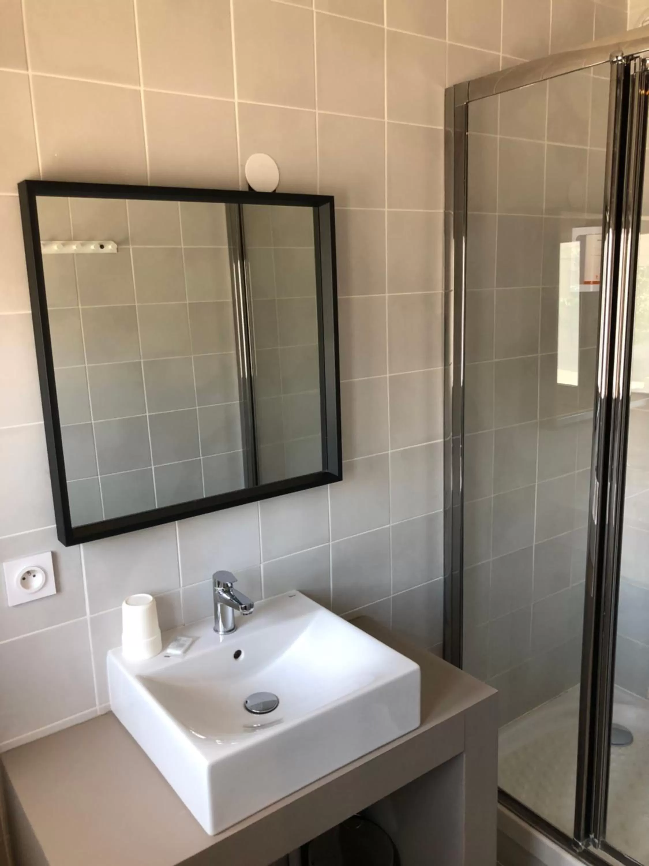 Bathroom in Hôtel Saint Roch Montpellier Centre