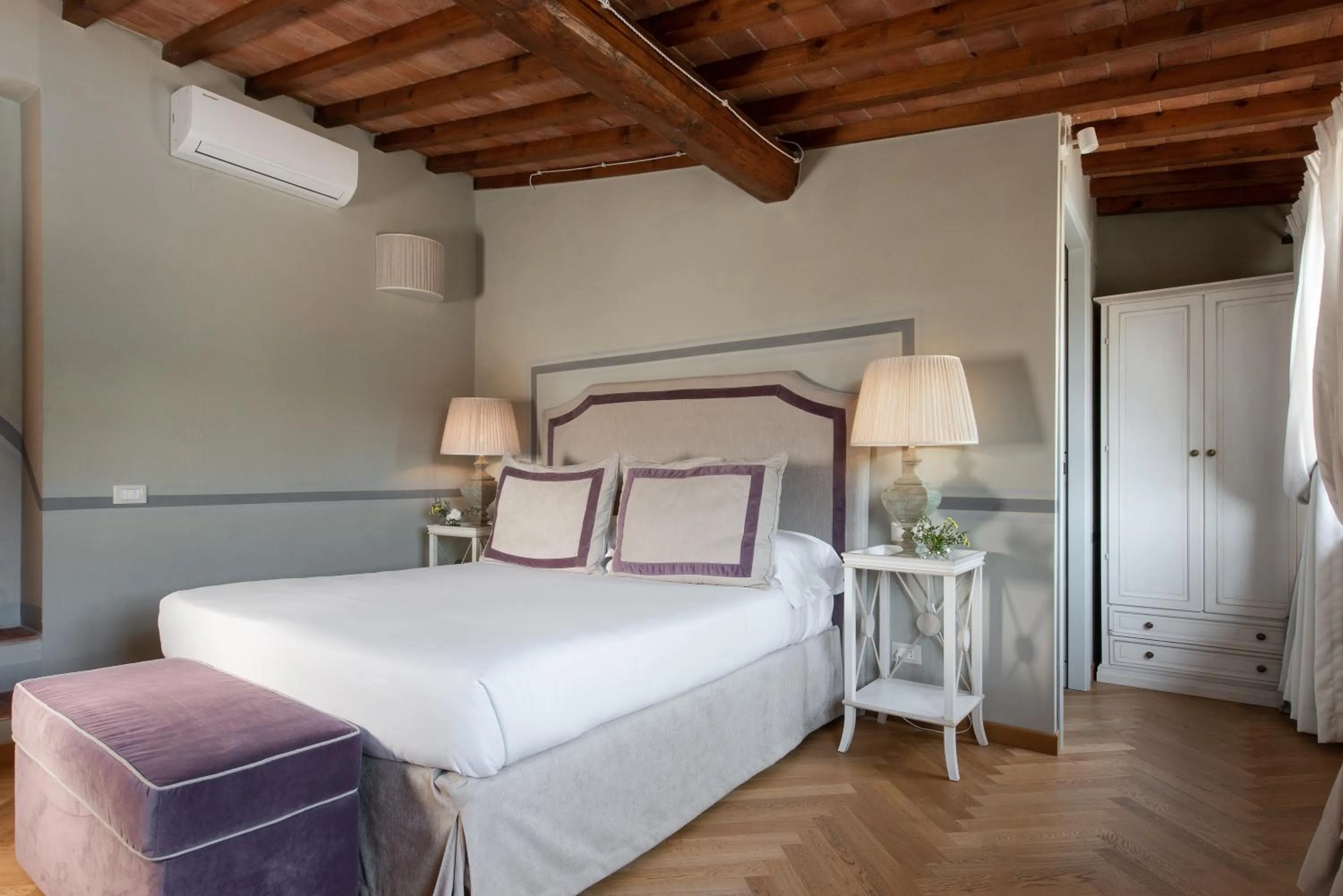 Bed in Relais Villa Olmo - Place of Charme