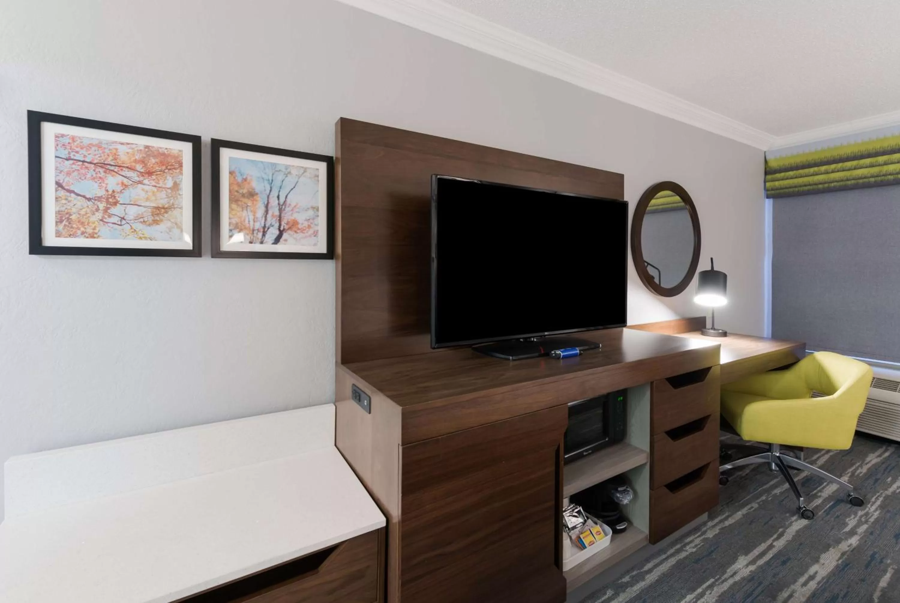 Bedroom, Bed in Hampton Inn & Suites Chicago-Hoffman Estates