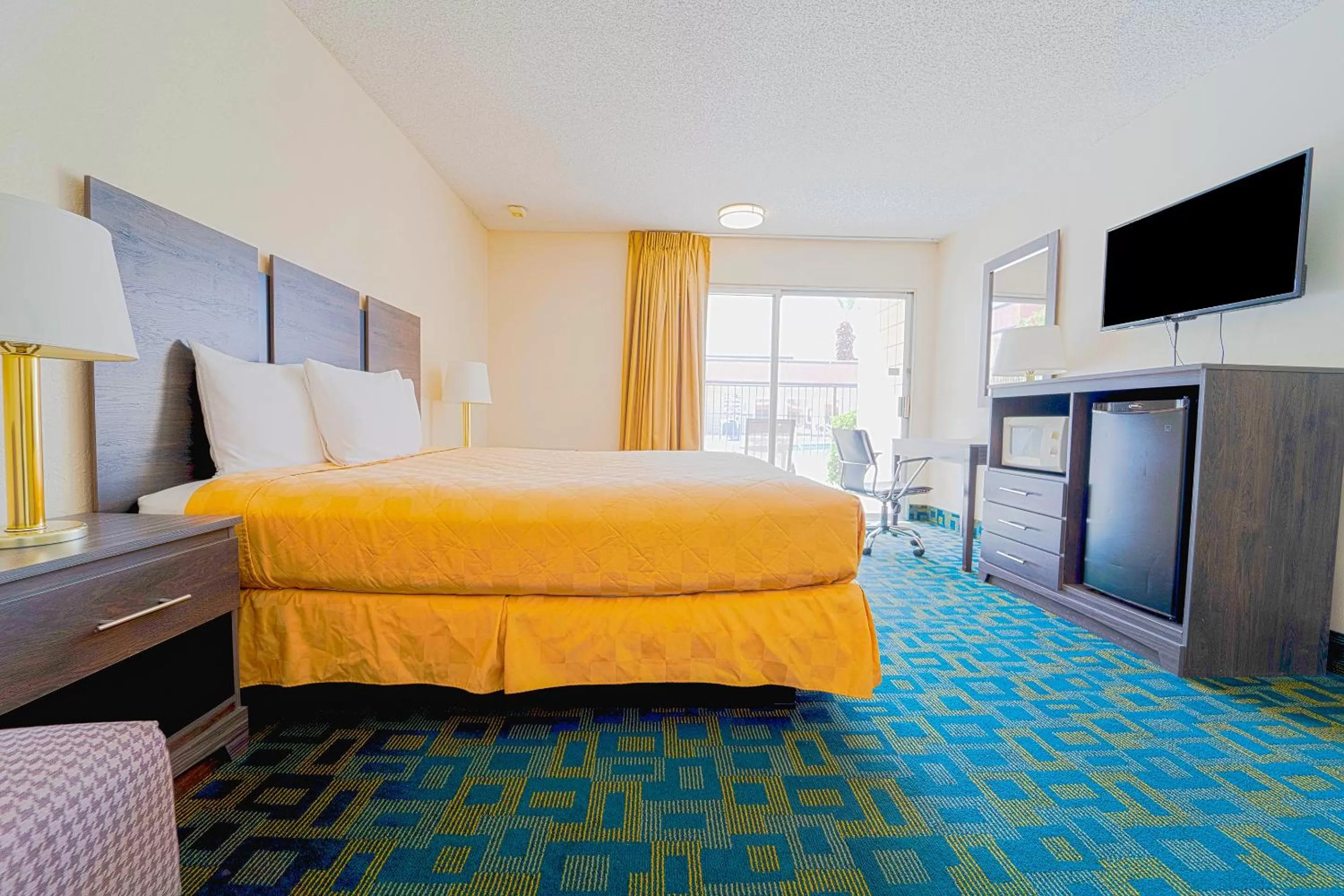 Bedroom, Bed in Royal Plaza Inn