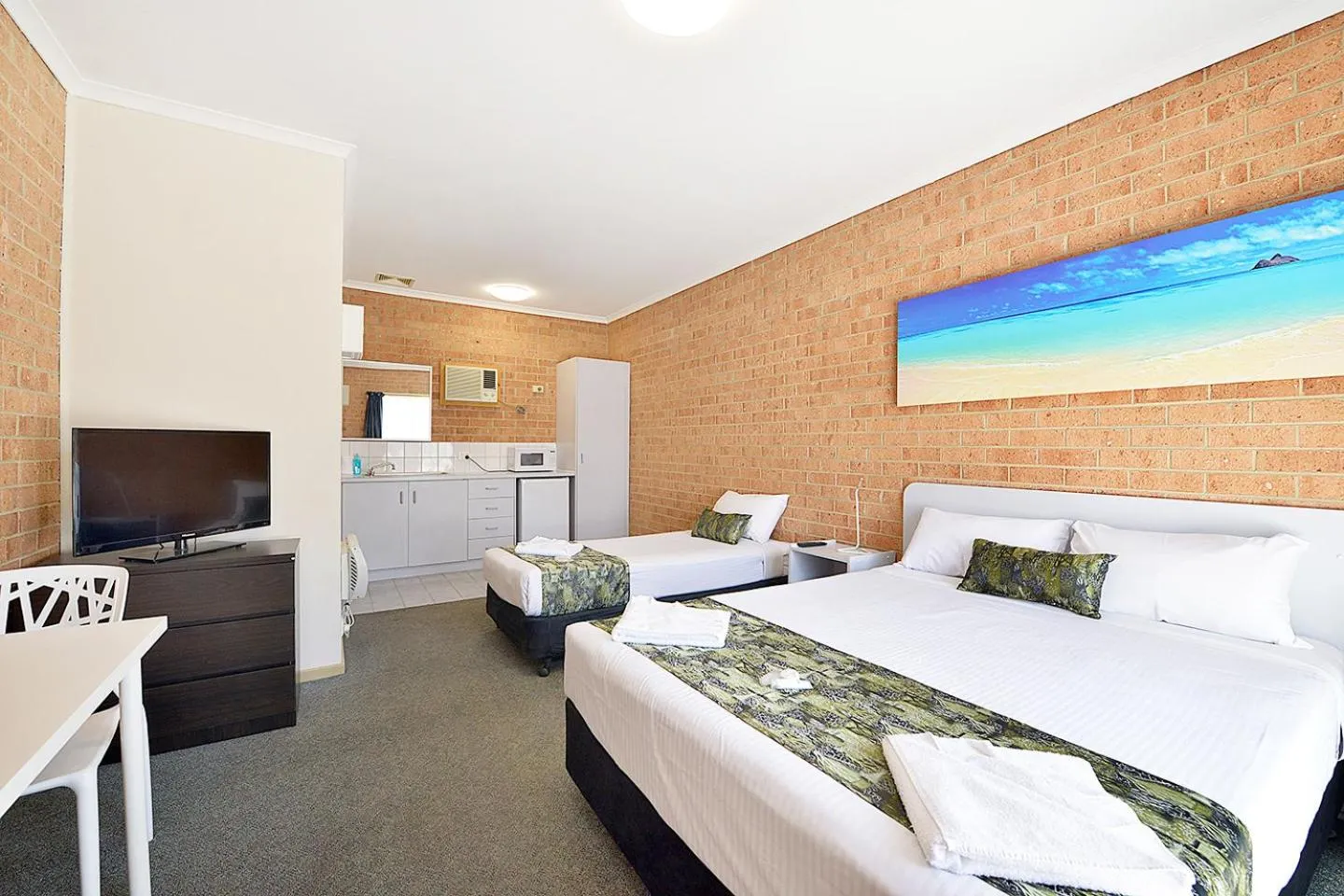 Photo of the whole room, Bed in Cranbourne Motor Inn