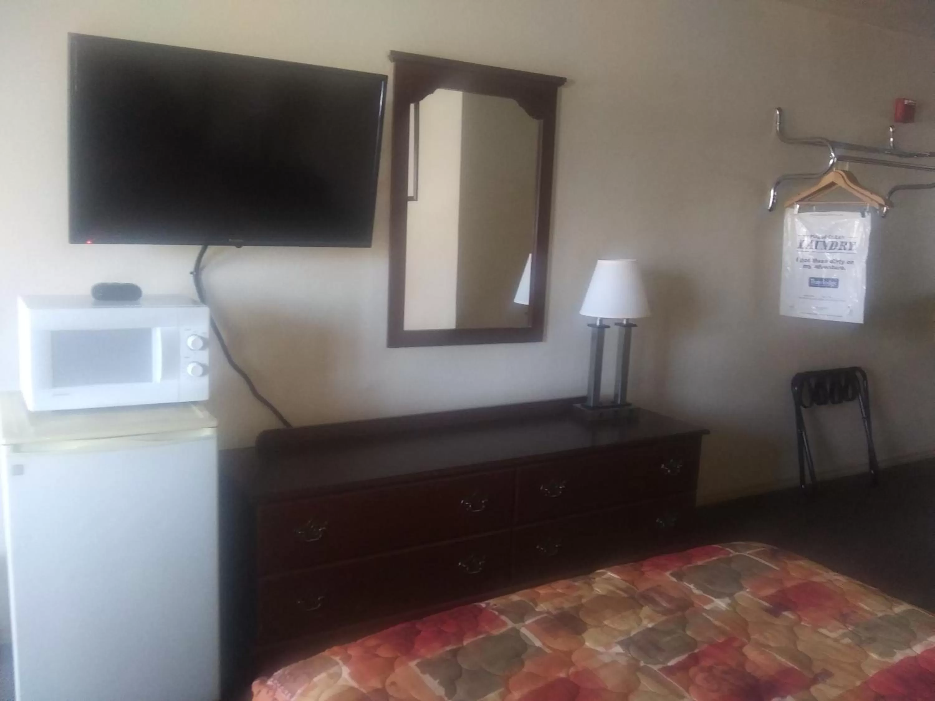 TV and multimedia, TV/Entertainment Center in El Rancho Motel