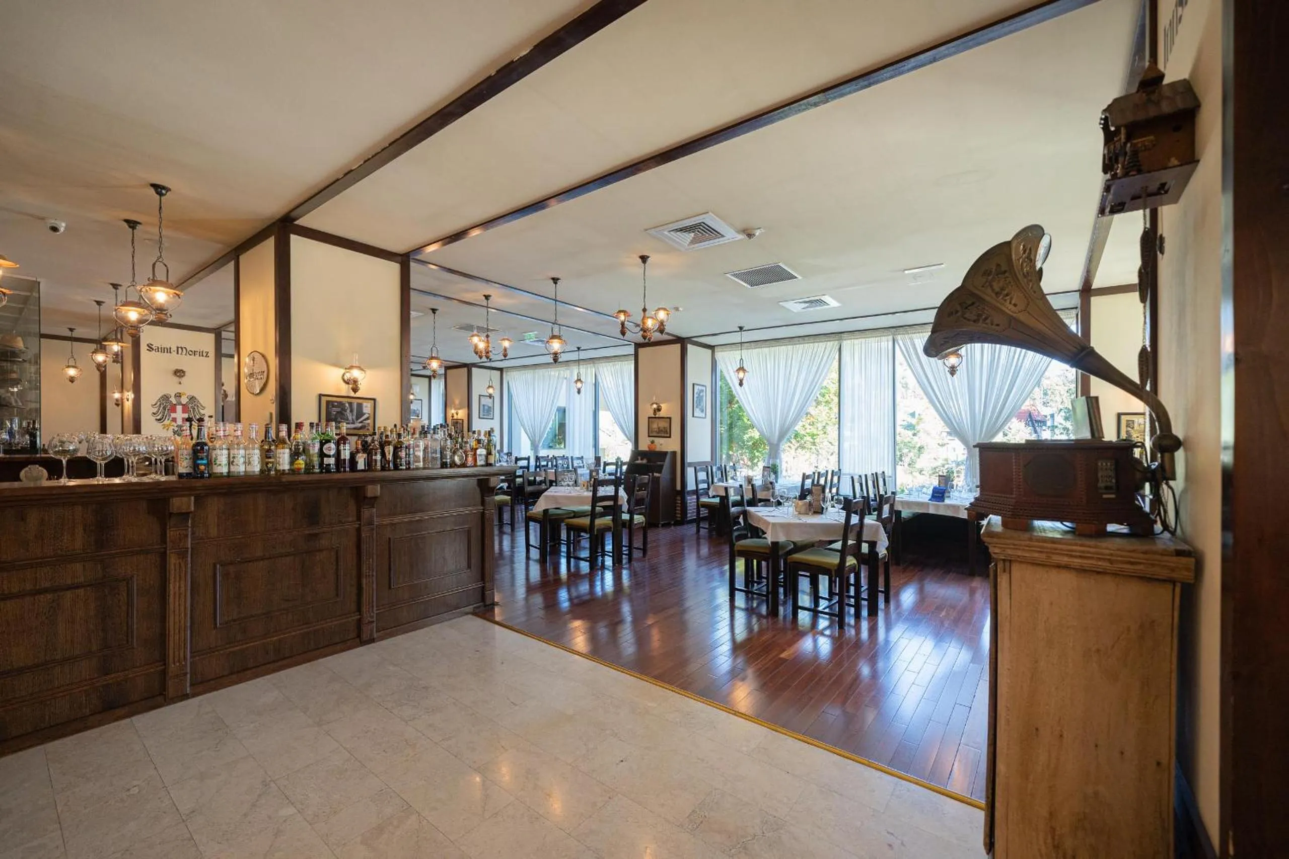 Restaurant/places to eat in Hotel International