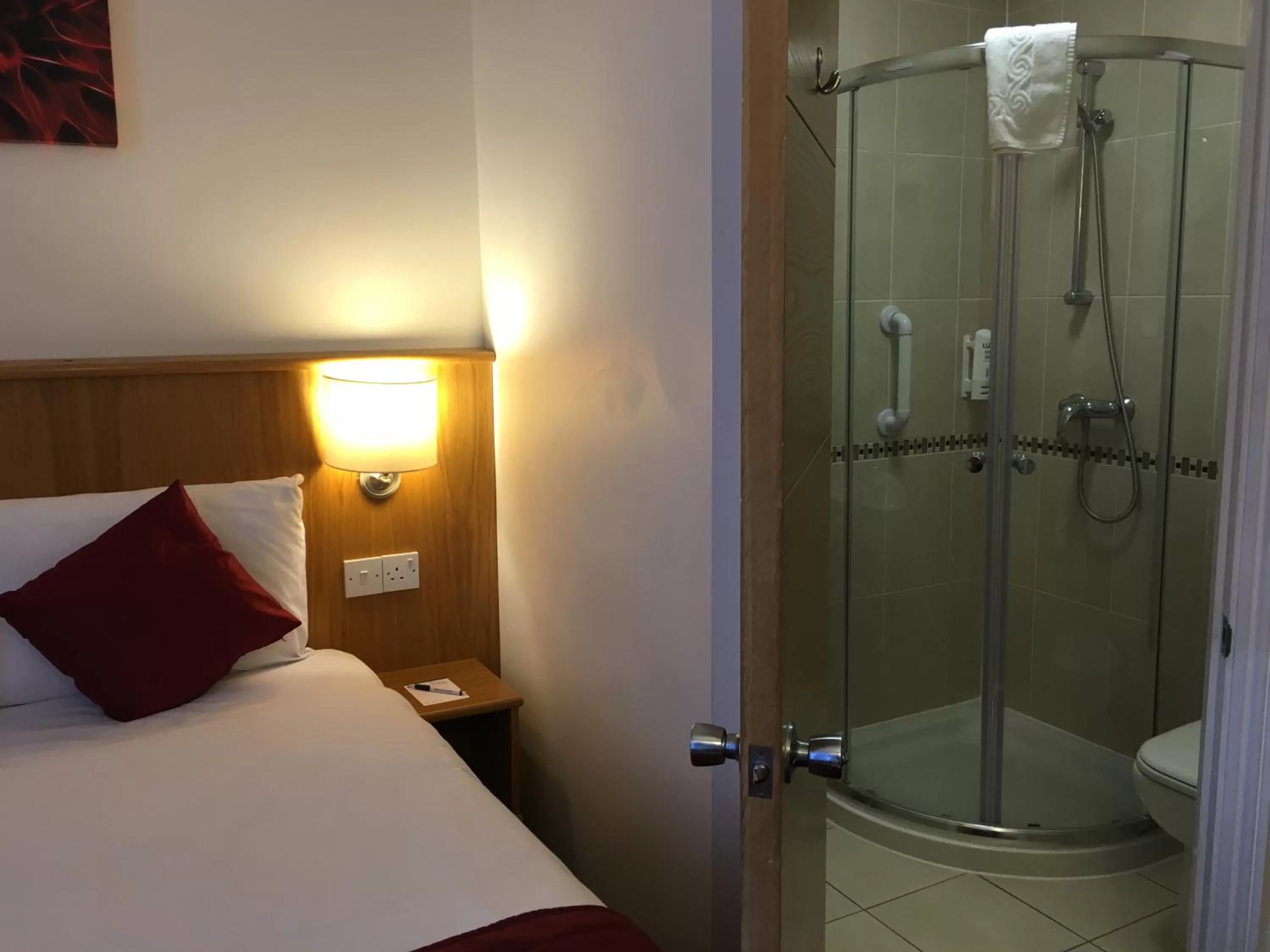 Shower, Bed in Best Western London Highbury