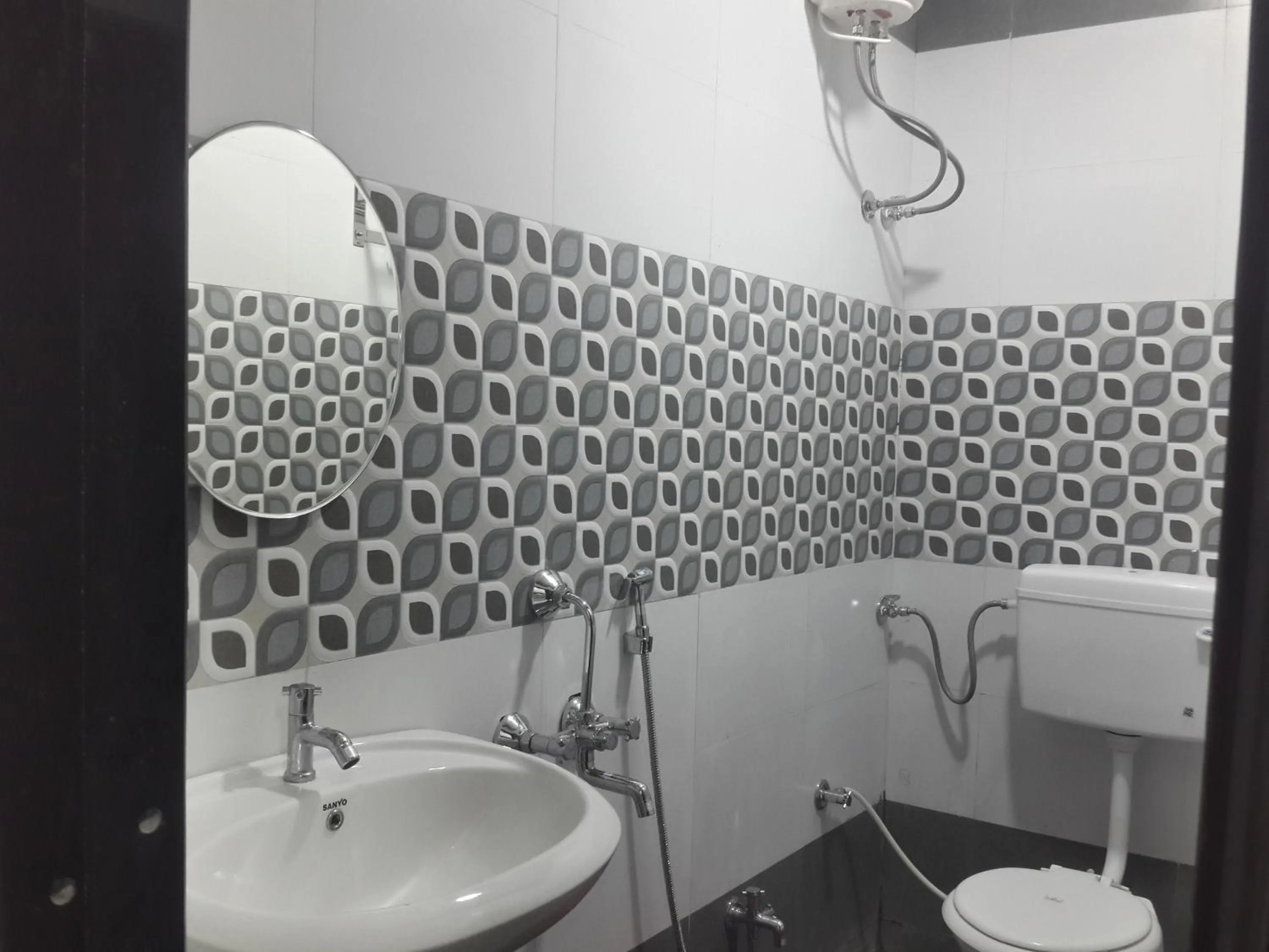 Bathroom in Hotel Holiday Era Opposite Railway Station