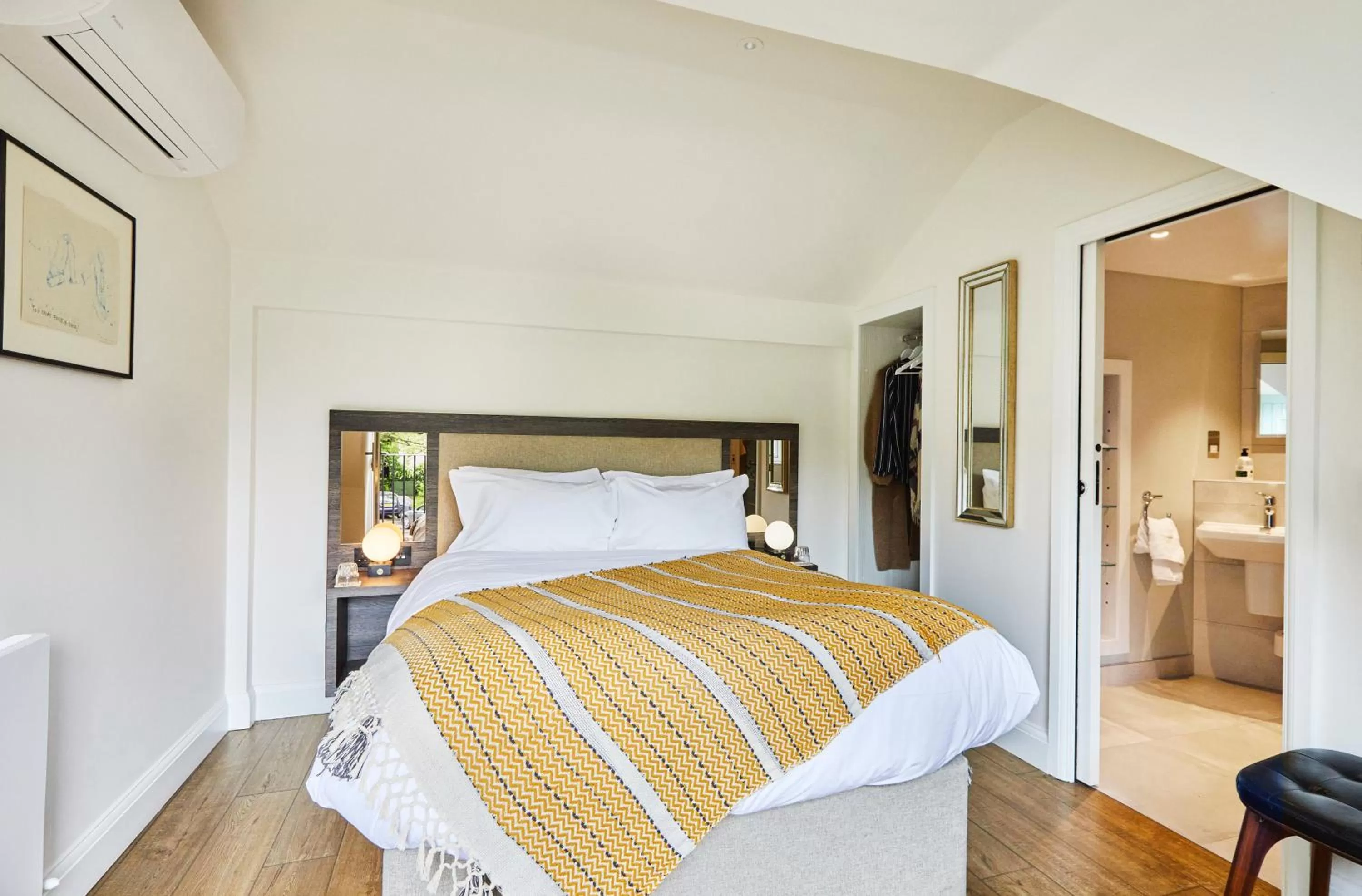 Bedroom, Bed in José Pizarro The Swan Inn