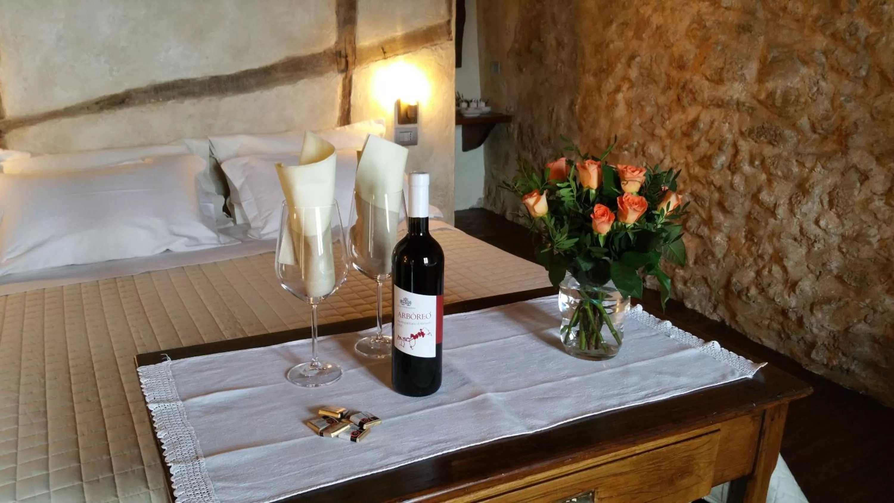 Photo of the whole room, Bed in Charme in Perillis