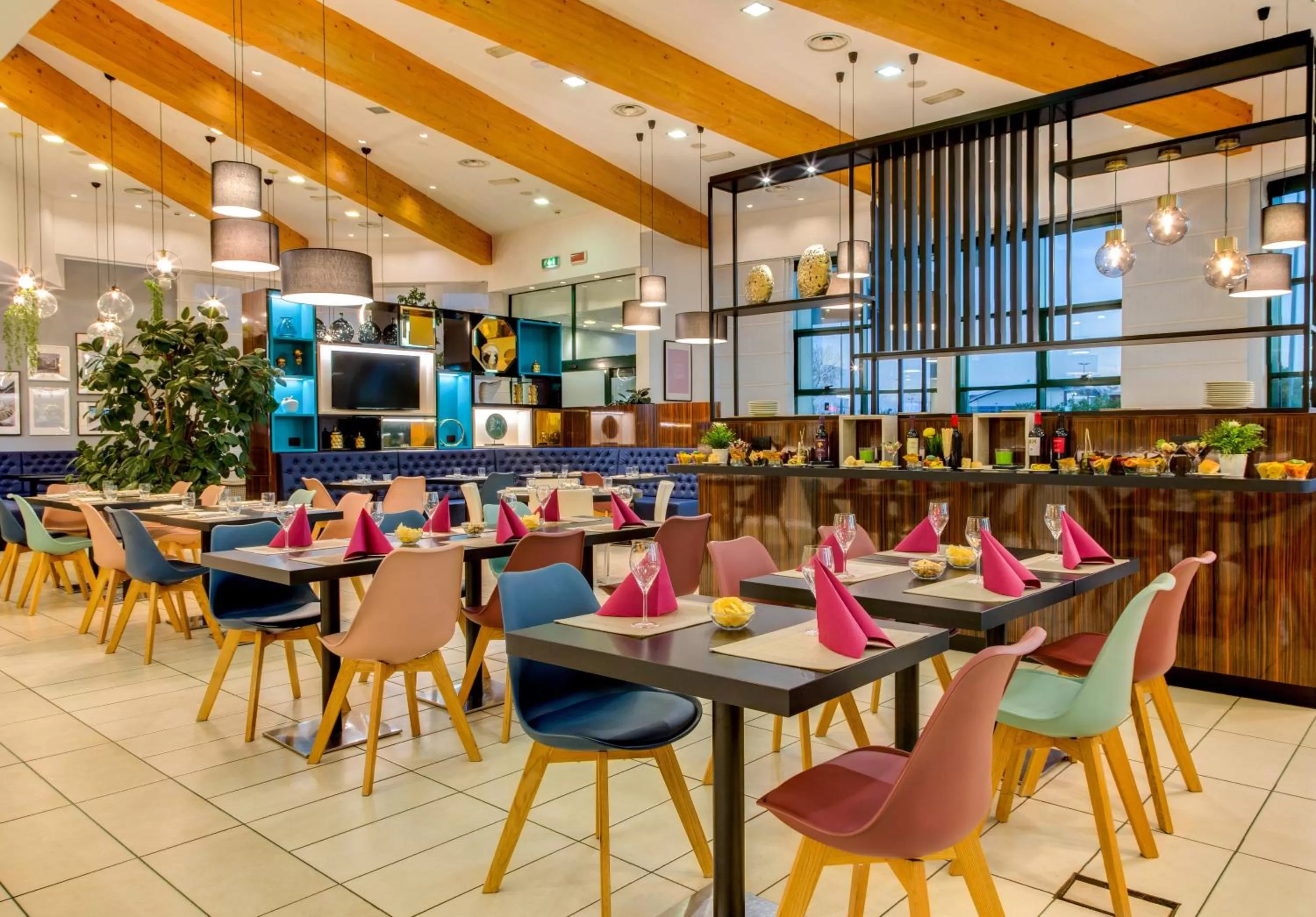 Lounge or bar in Holiday Inn Bologna - Fiera by IHG