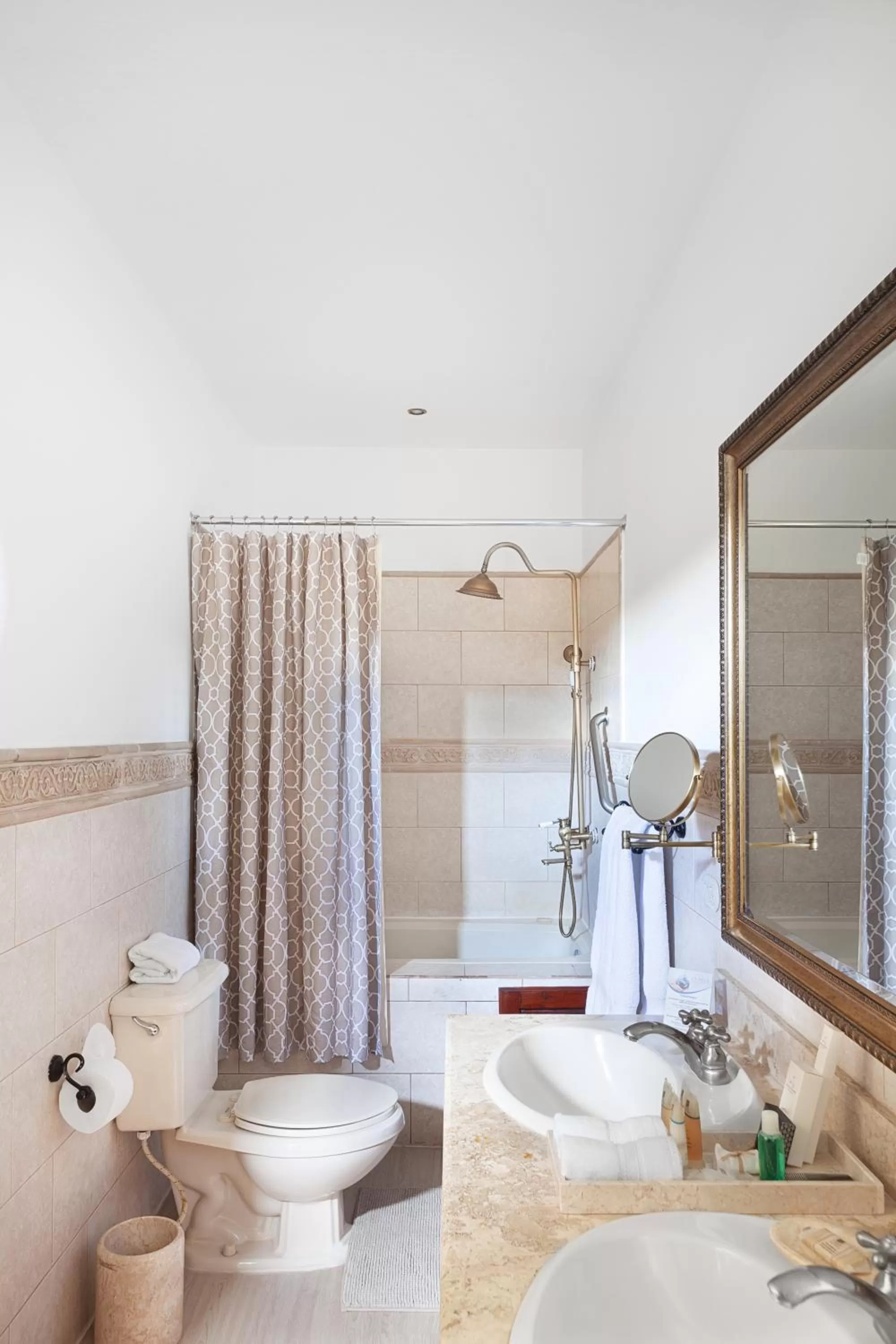 Bathroom in Hotel la Perla Leon