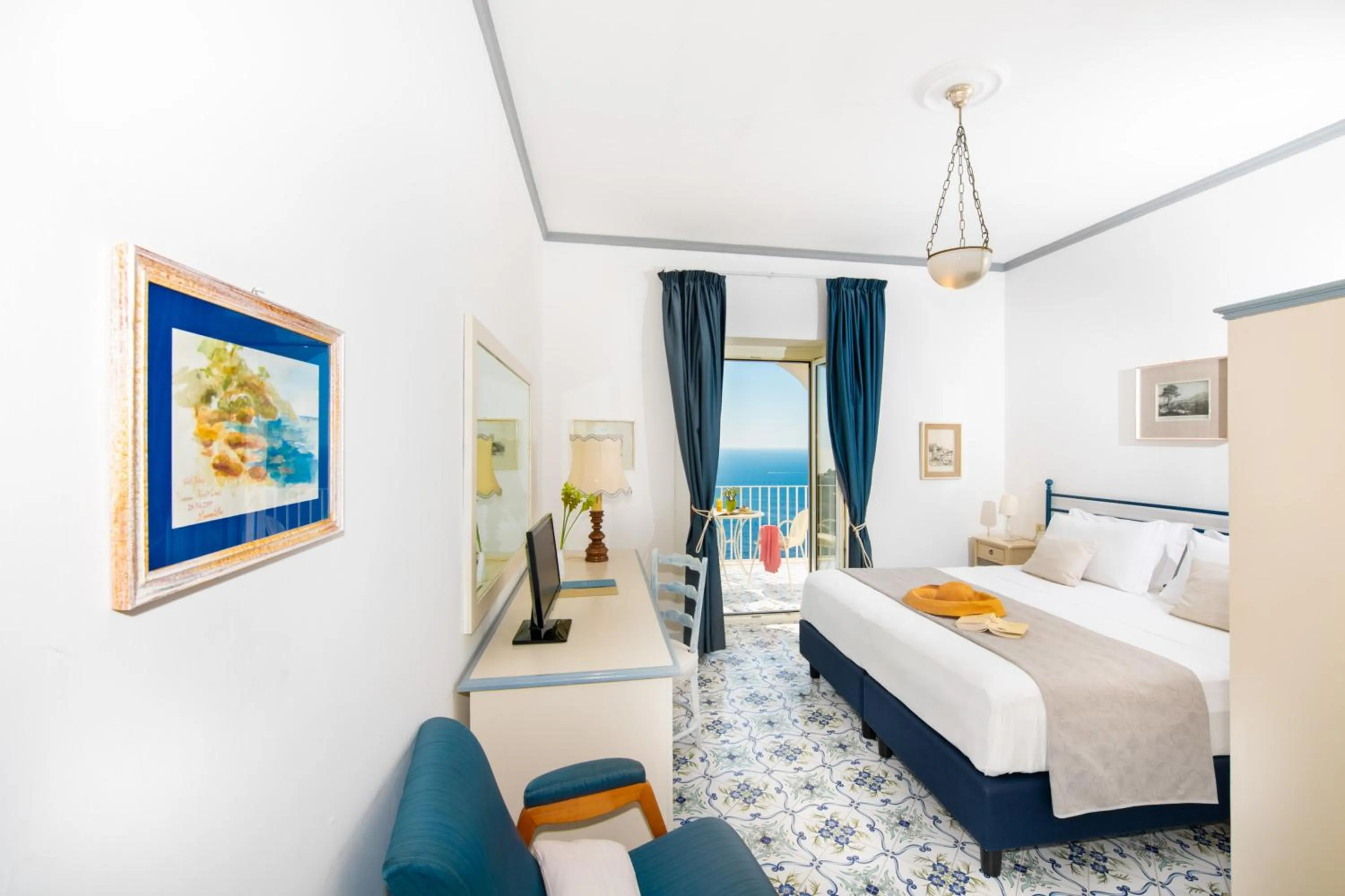 Bedroom, Bed in Grand Hotel Tritone