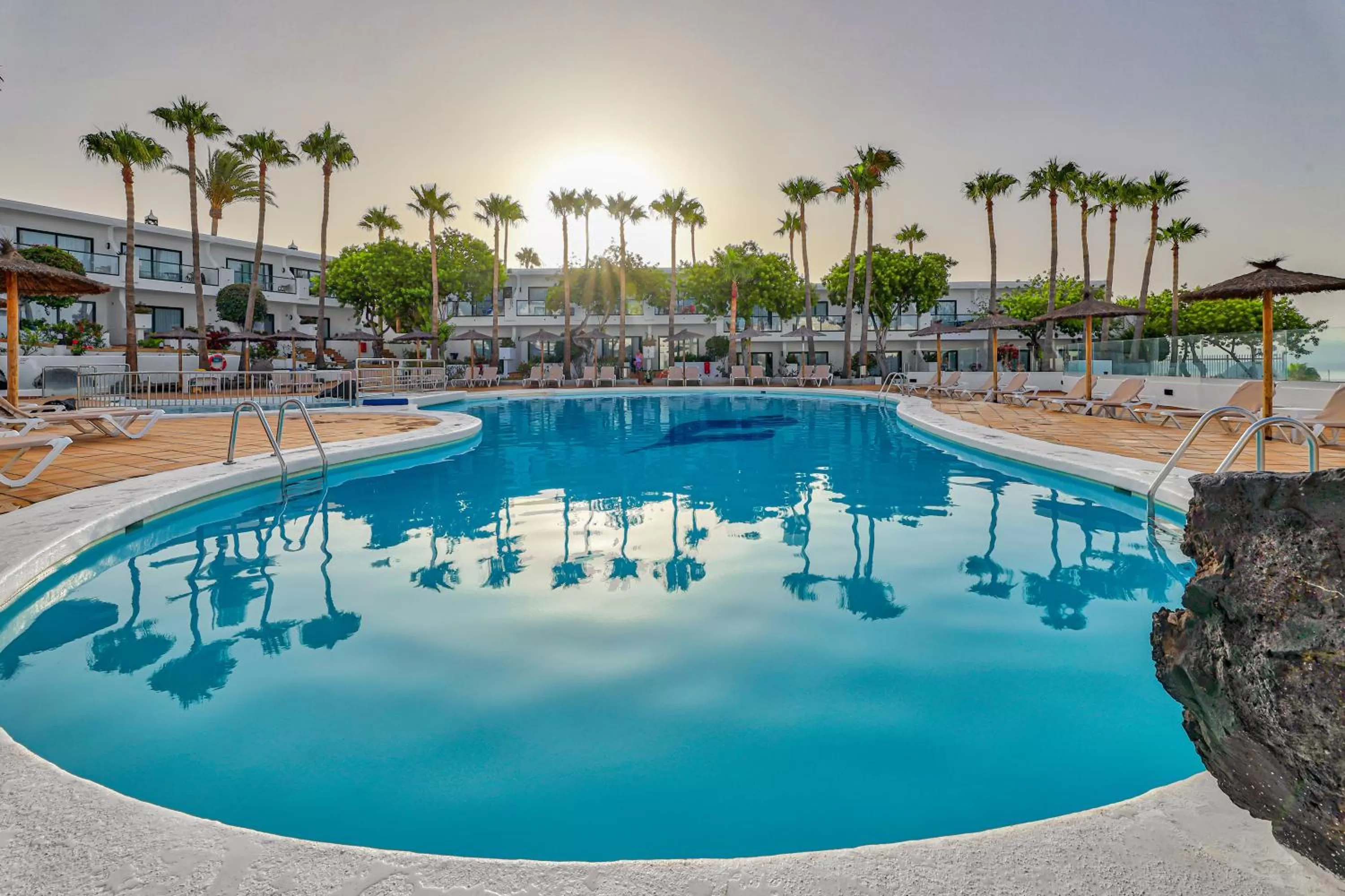 Swimming pool in Hotel THB Flora