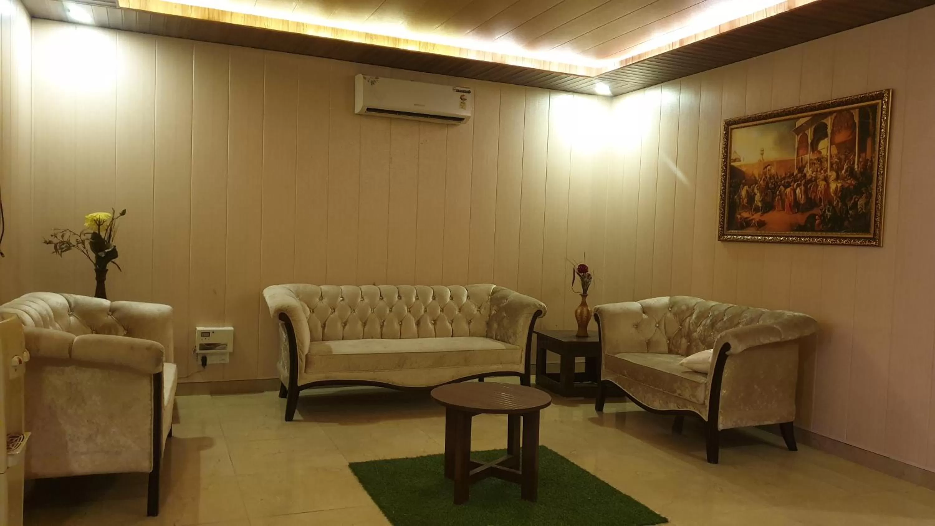 Lounge or bar, Seating Area in Maple Leaf Hotel