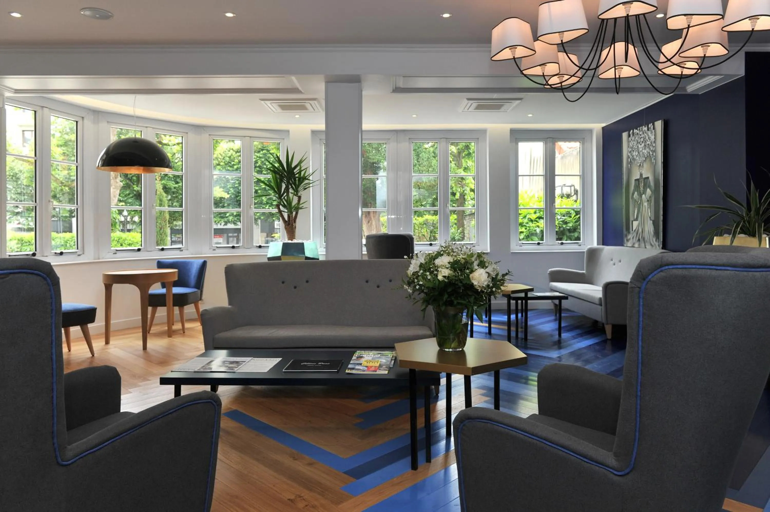 Lobby or reception in Mercure Paris Saint Cloud Hippodrome