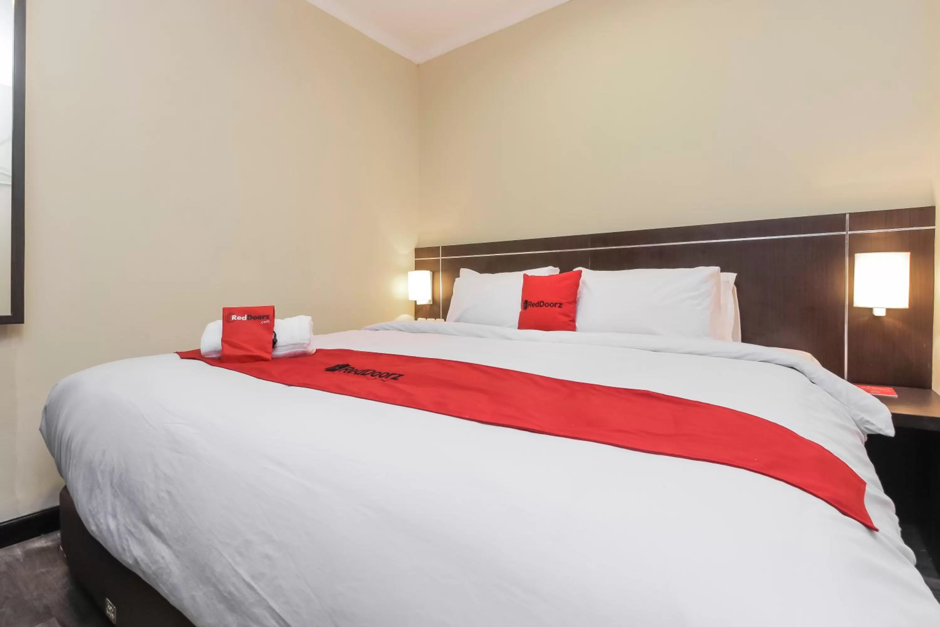 Bedroom, Bed in RedDoorz Plus @ Thamrin