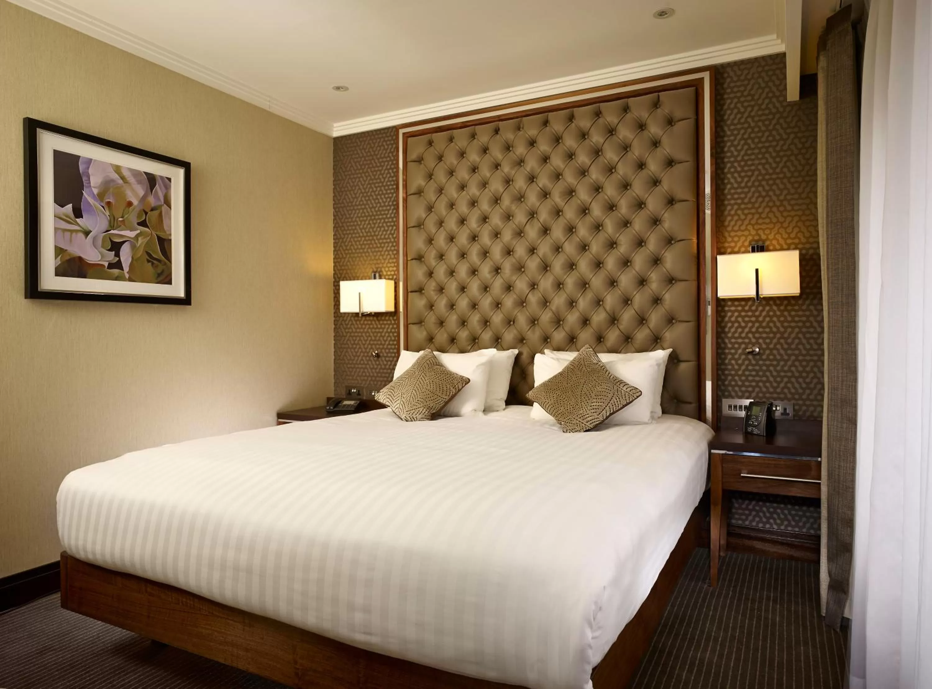 Bedroom, Bed in DoubleTree by Hilton London Victoria