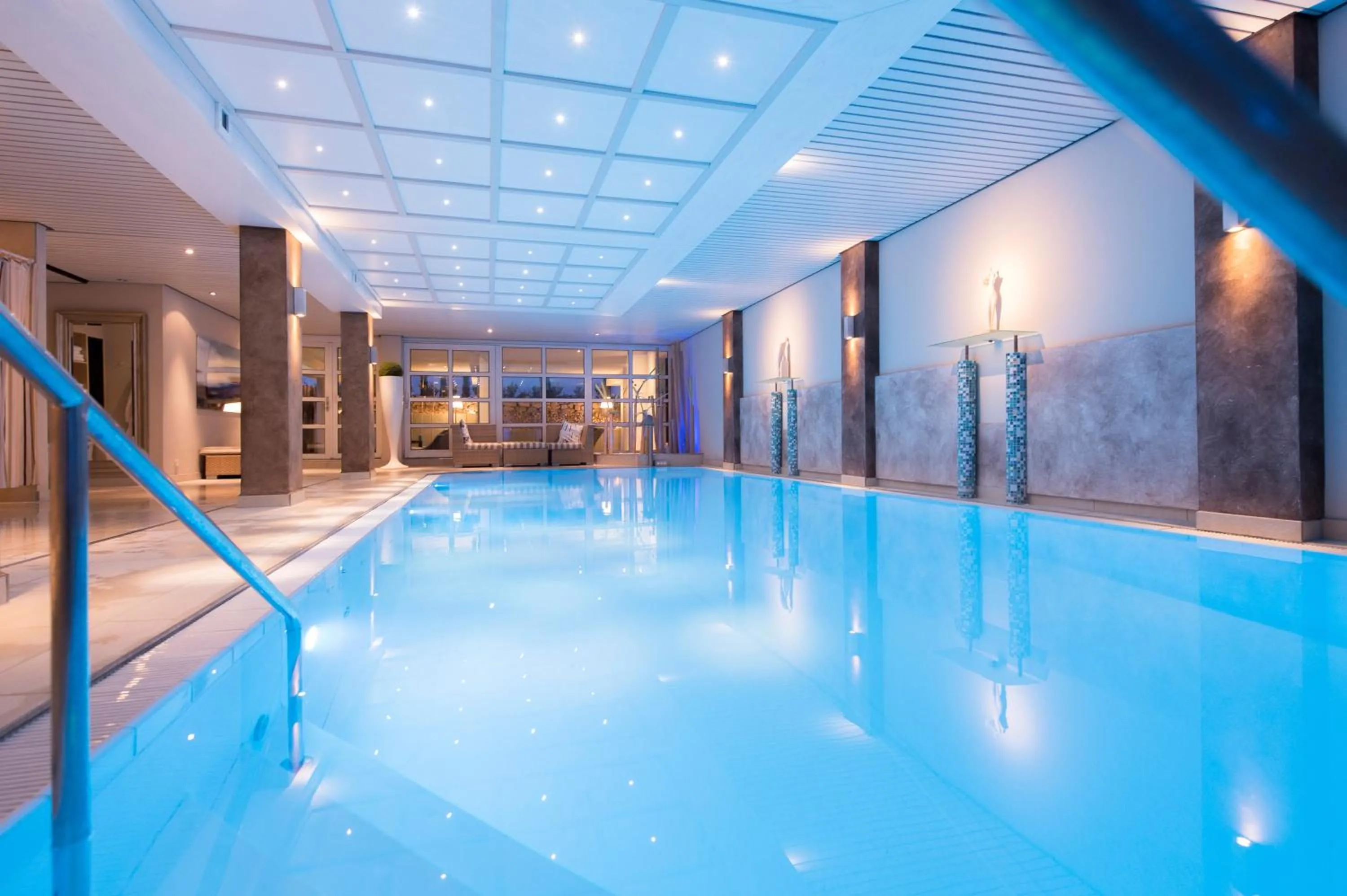 Swimming pool in Atrium Hotel Mainz