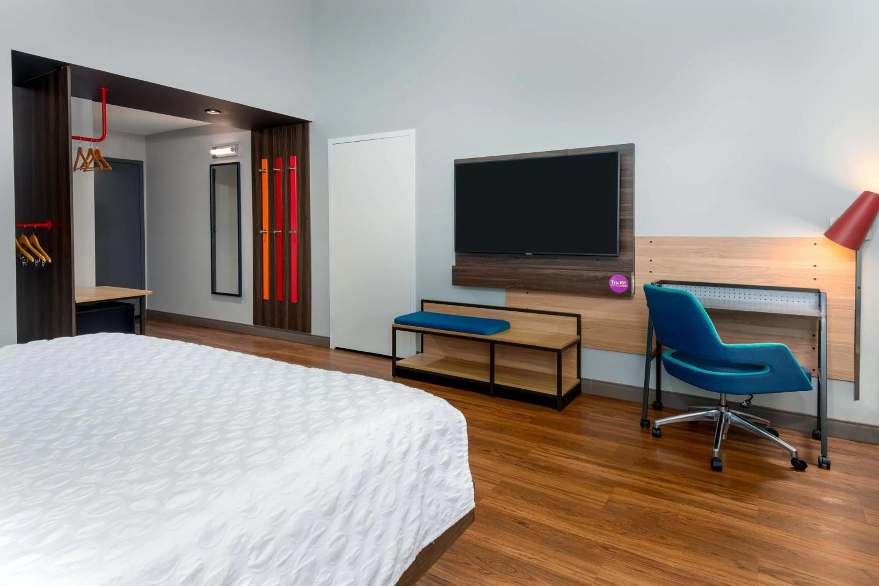 Bedroom, Bed in Tru By Hilton Spartanburg