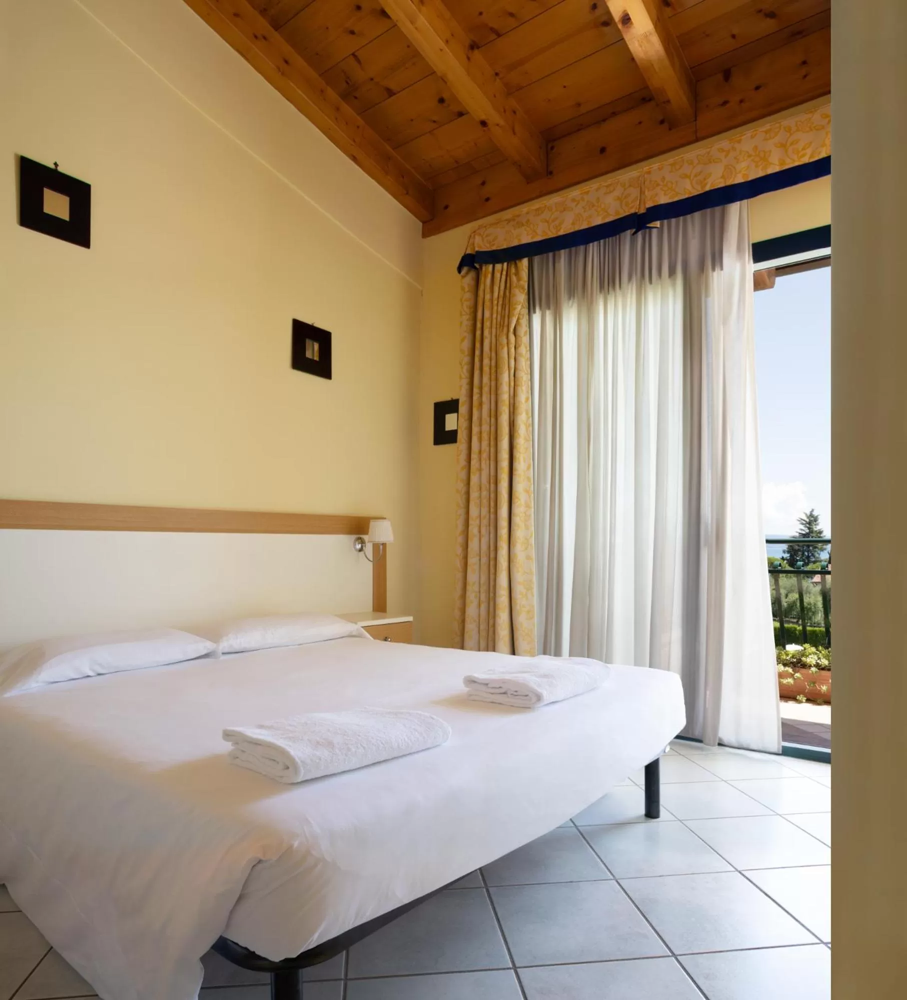 Bed in Le Terrazze sul Lago Hotel & Residence