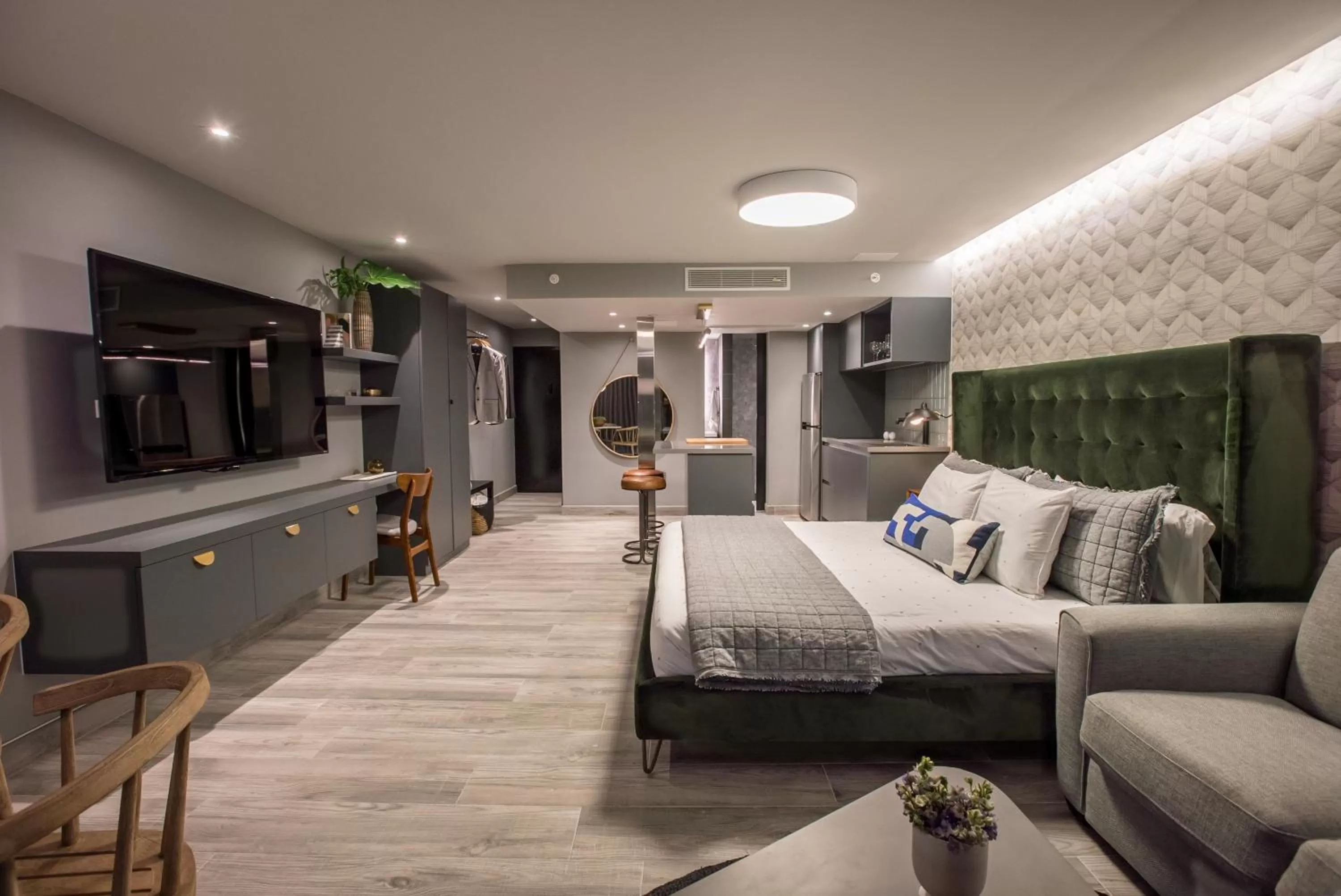 Living room in OCEAN VIEW DELUXE SUITE: PVT. BEACH & POOL