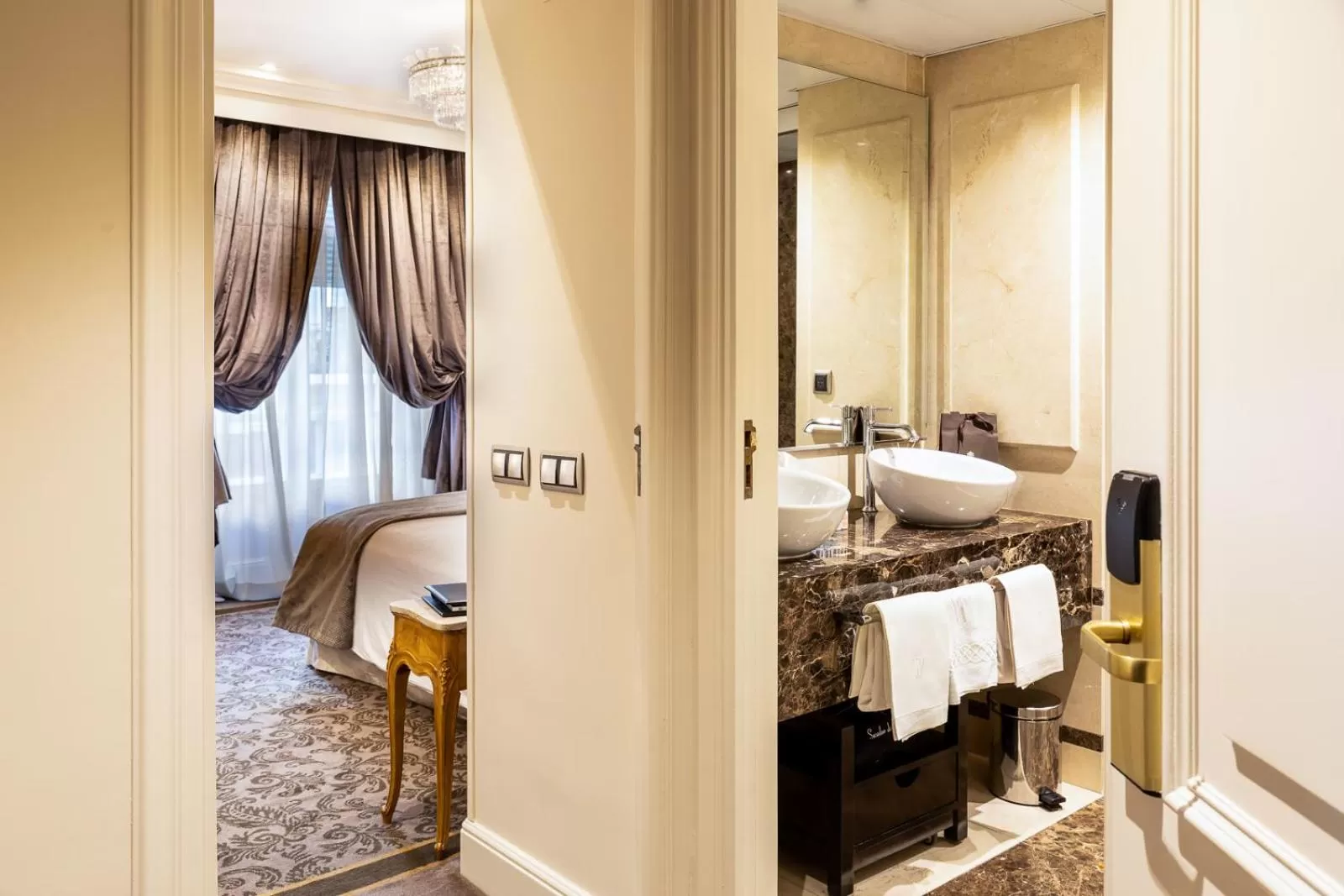 Bathroom, Bed in Wellington Hotel & Spa Madrid