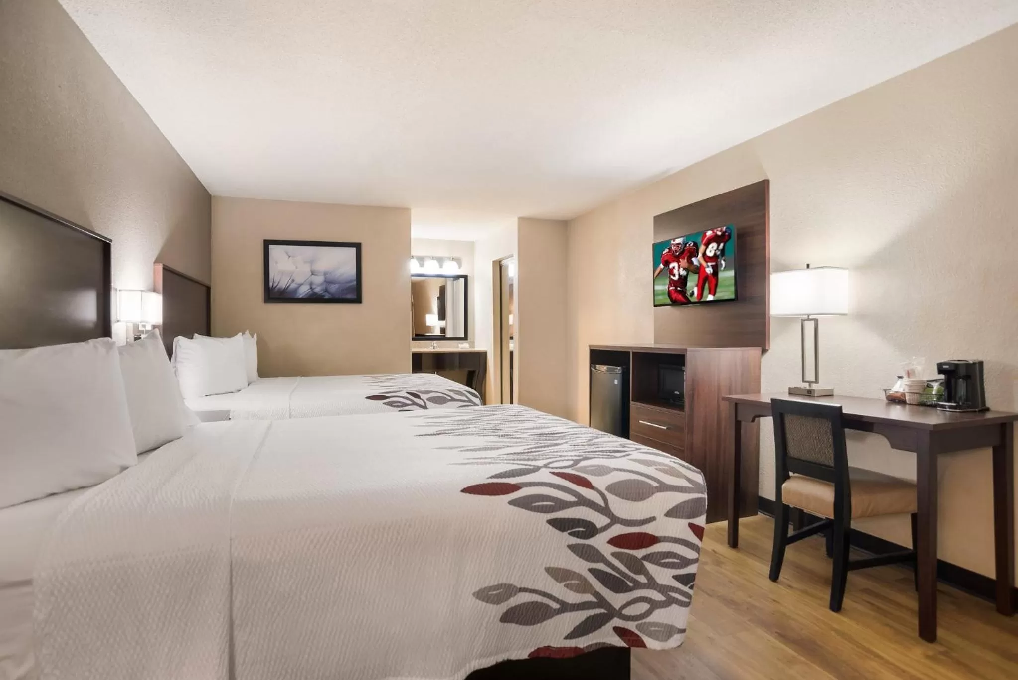 Photo of the whole room, Bed in Red Roof Inn Baltimore South Glen Burnie