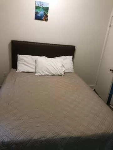 Bed in Herring Run Motel and Tiny Cabins