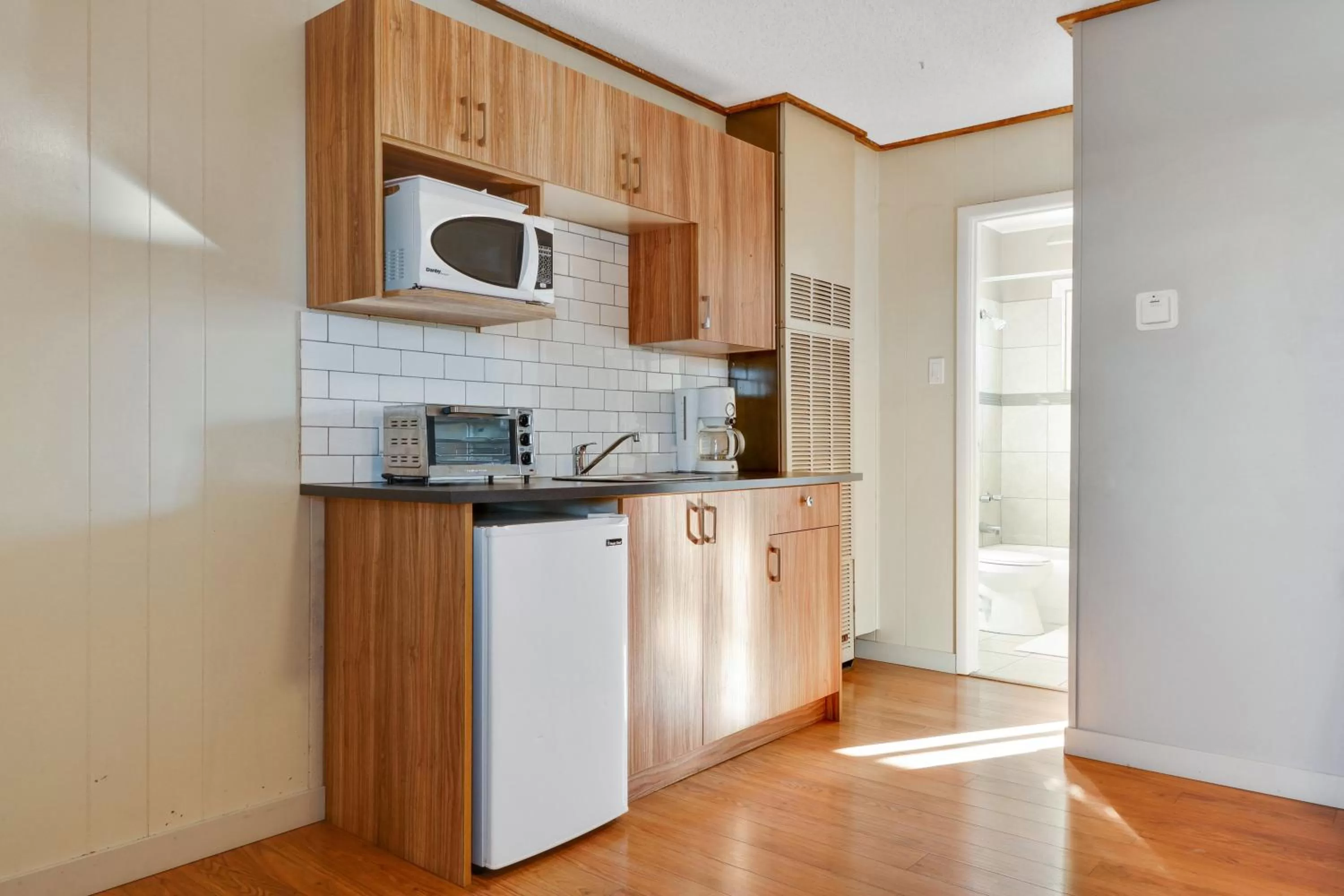 Communal kitchen in Hotel Bethel - Fort MacLeod, AB