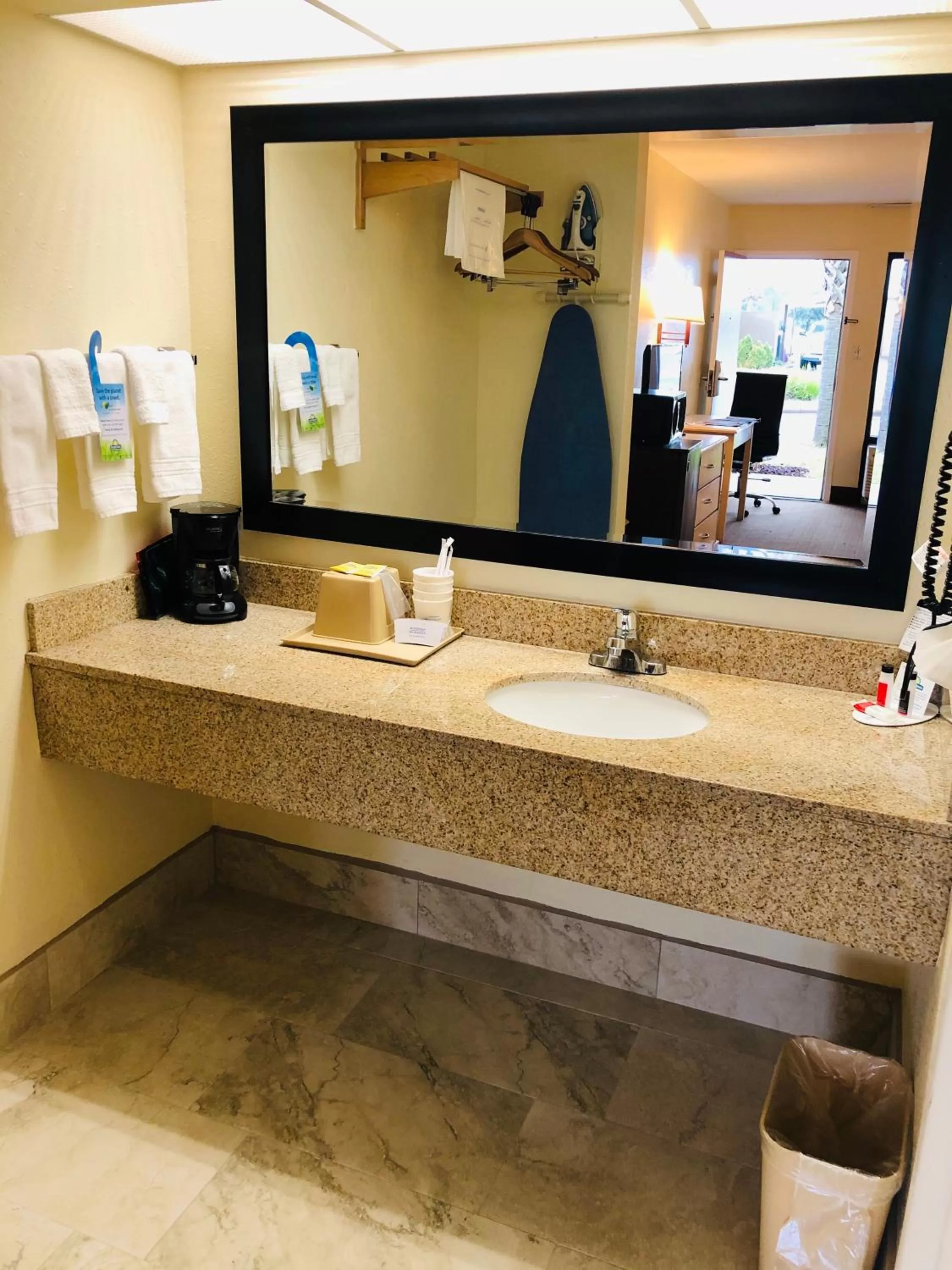 Days Inn & Suites by Wyndham Navarre - near Beaches Hurlburt