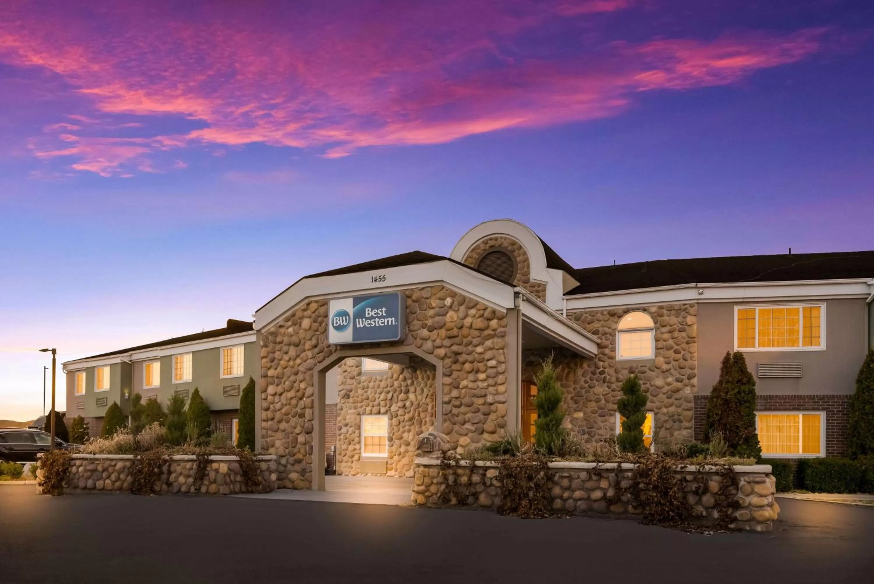 Property building in Best Western Mountain View Inn