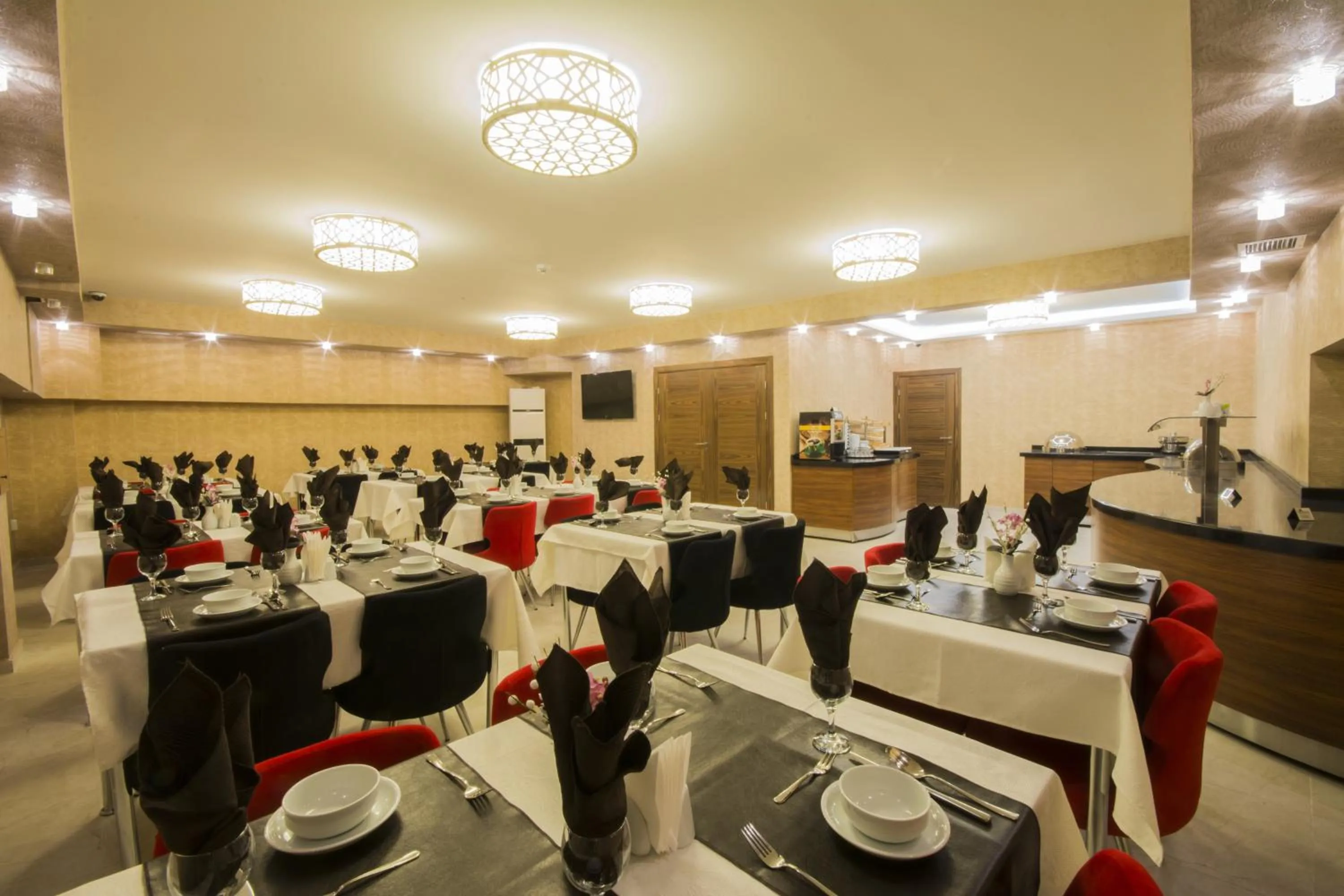 Restaurant/places to eat in Business Han Hotel