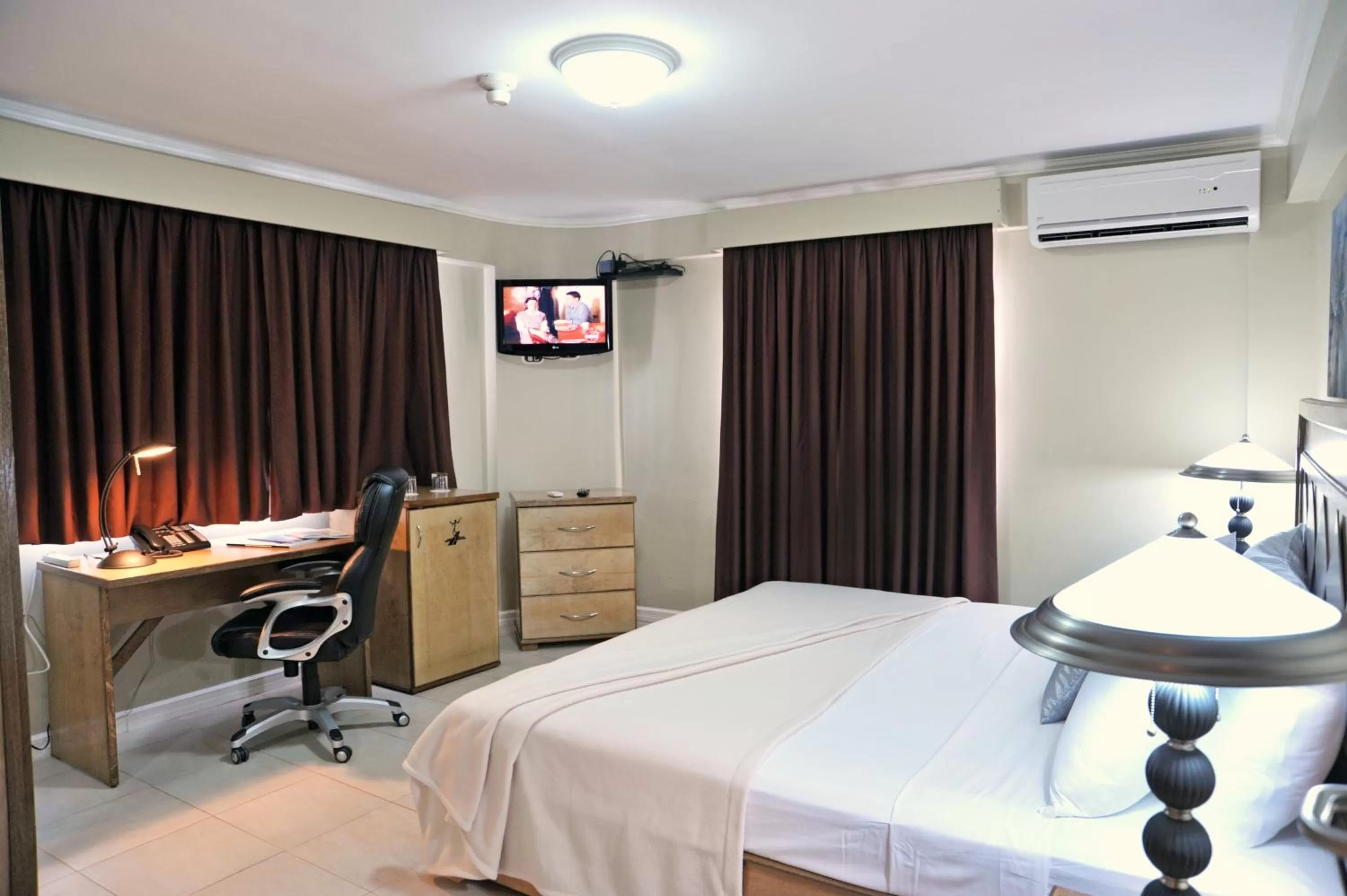 Bed in Culture Crossroads Inn