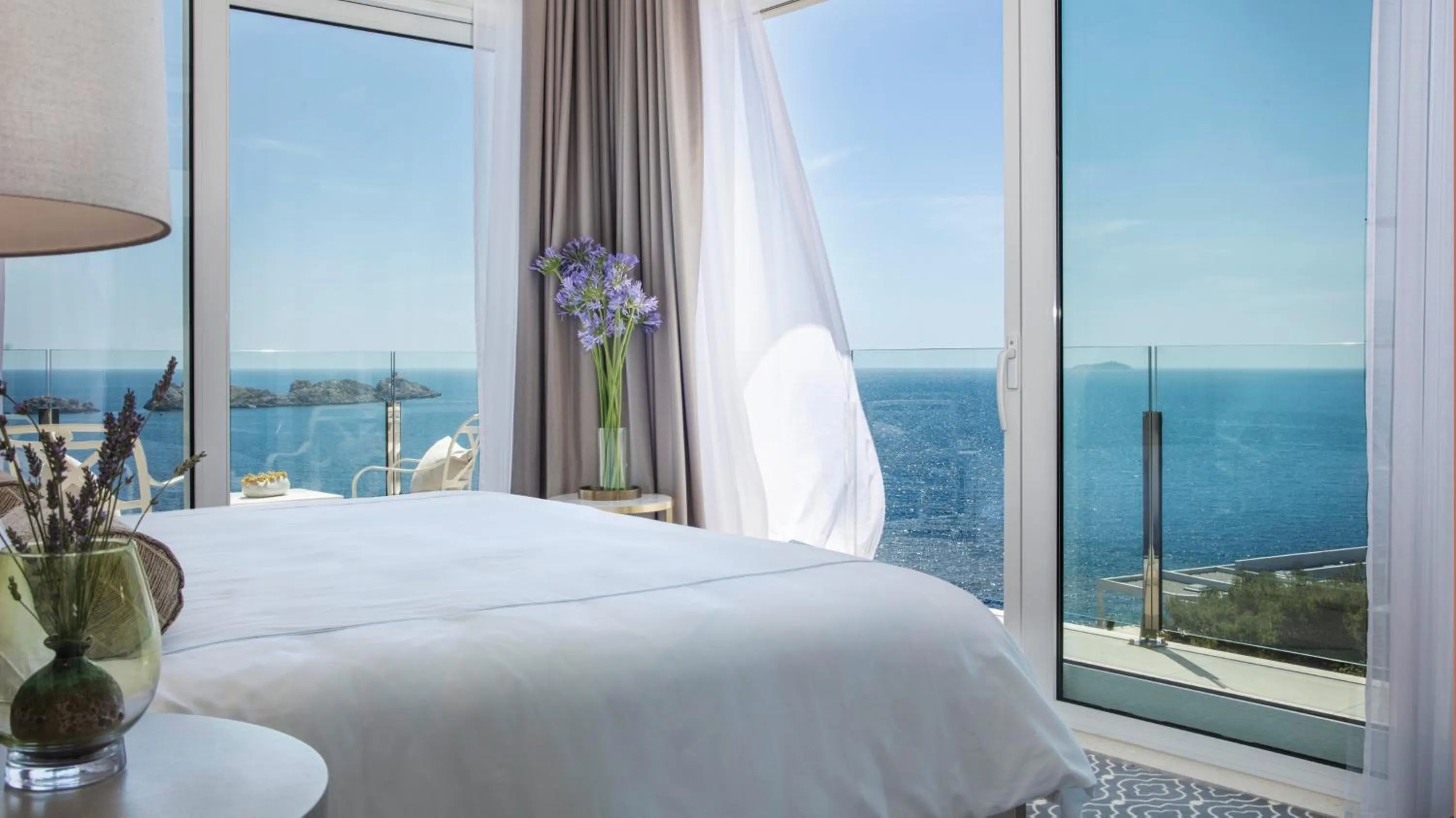 Sea view, Bed in Royal Palm Hotel