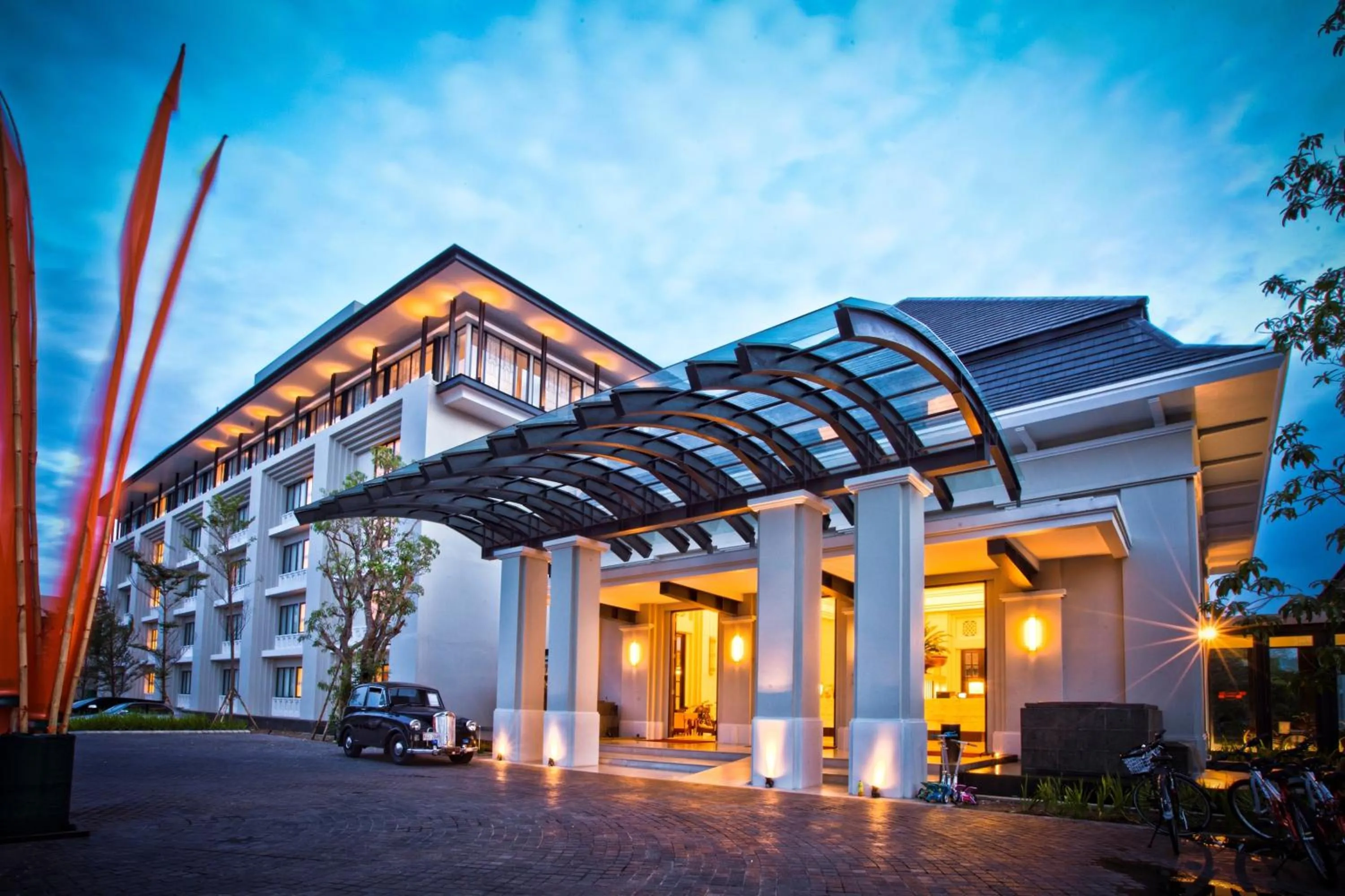 Facade/entrance in HARRIS Hotel & Conventions Malang