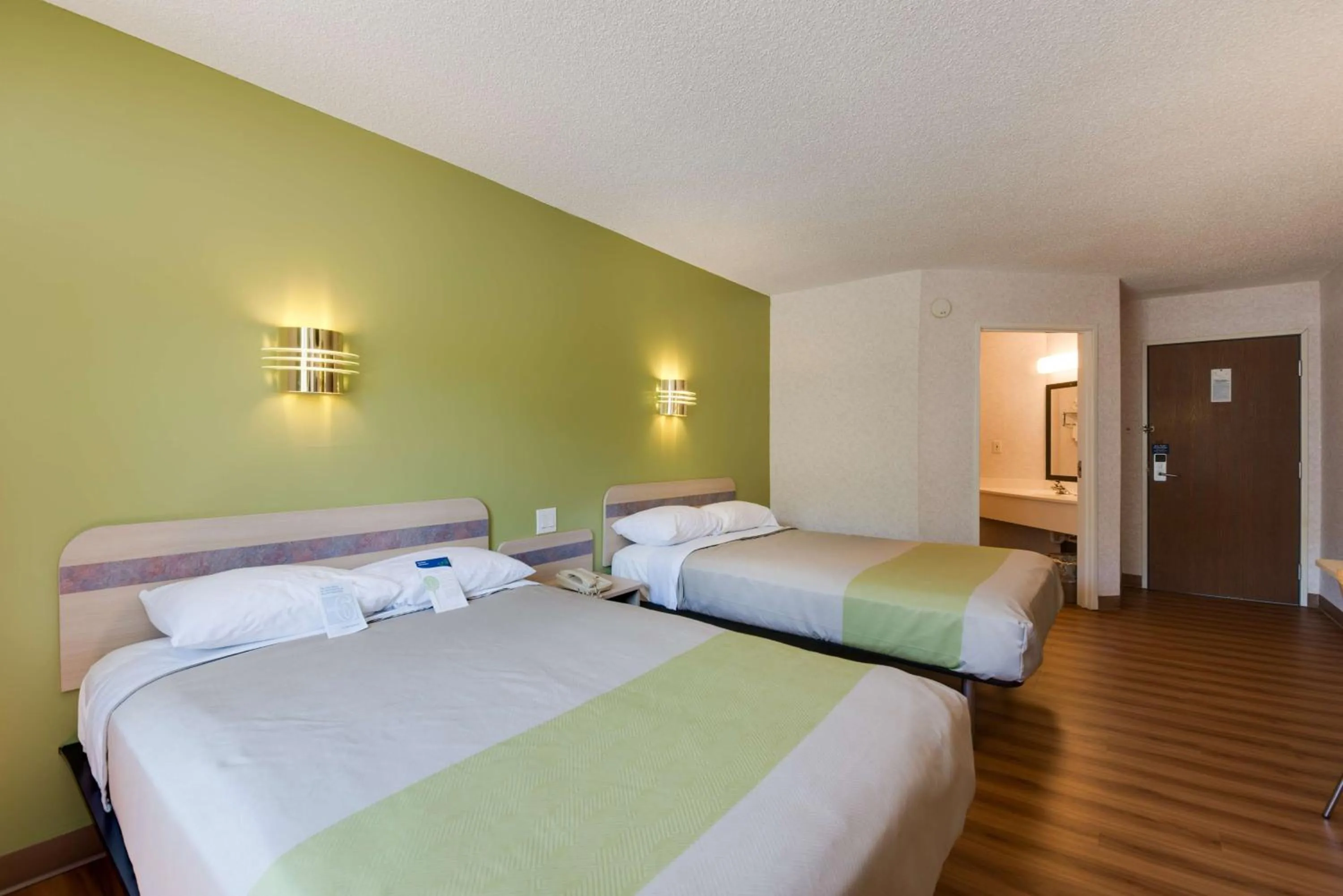 Photo of the whole room, Bed in Motel 6-Statesville, NC