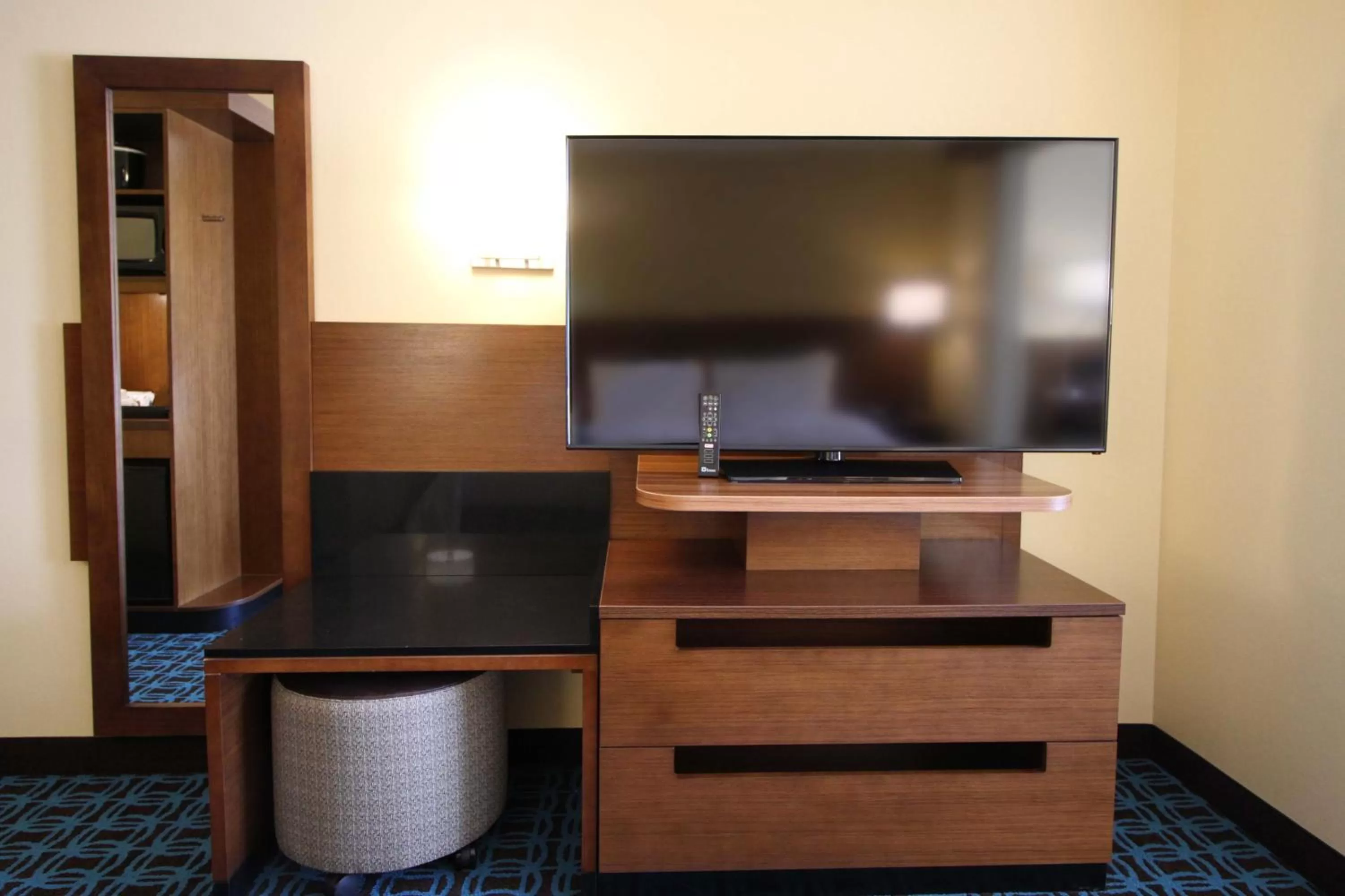 TV and multimedia in Fairfield Inn & Suites by Marriott London