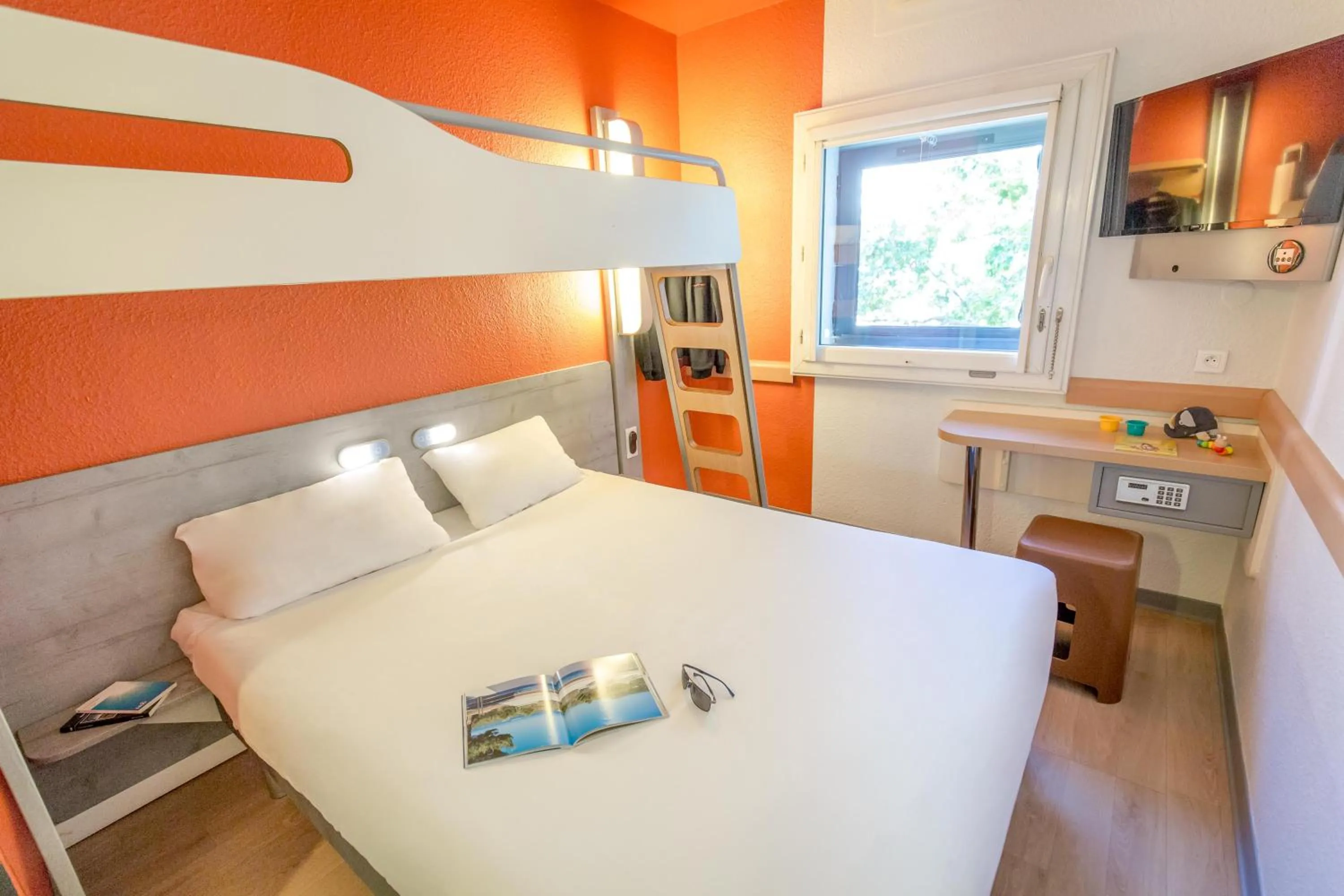 Bedroom, Bed in Ibis Budget Marseille Timone
