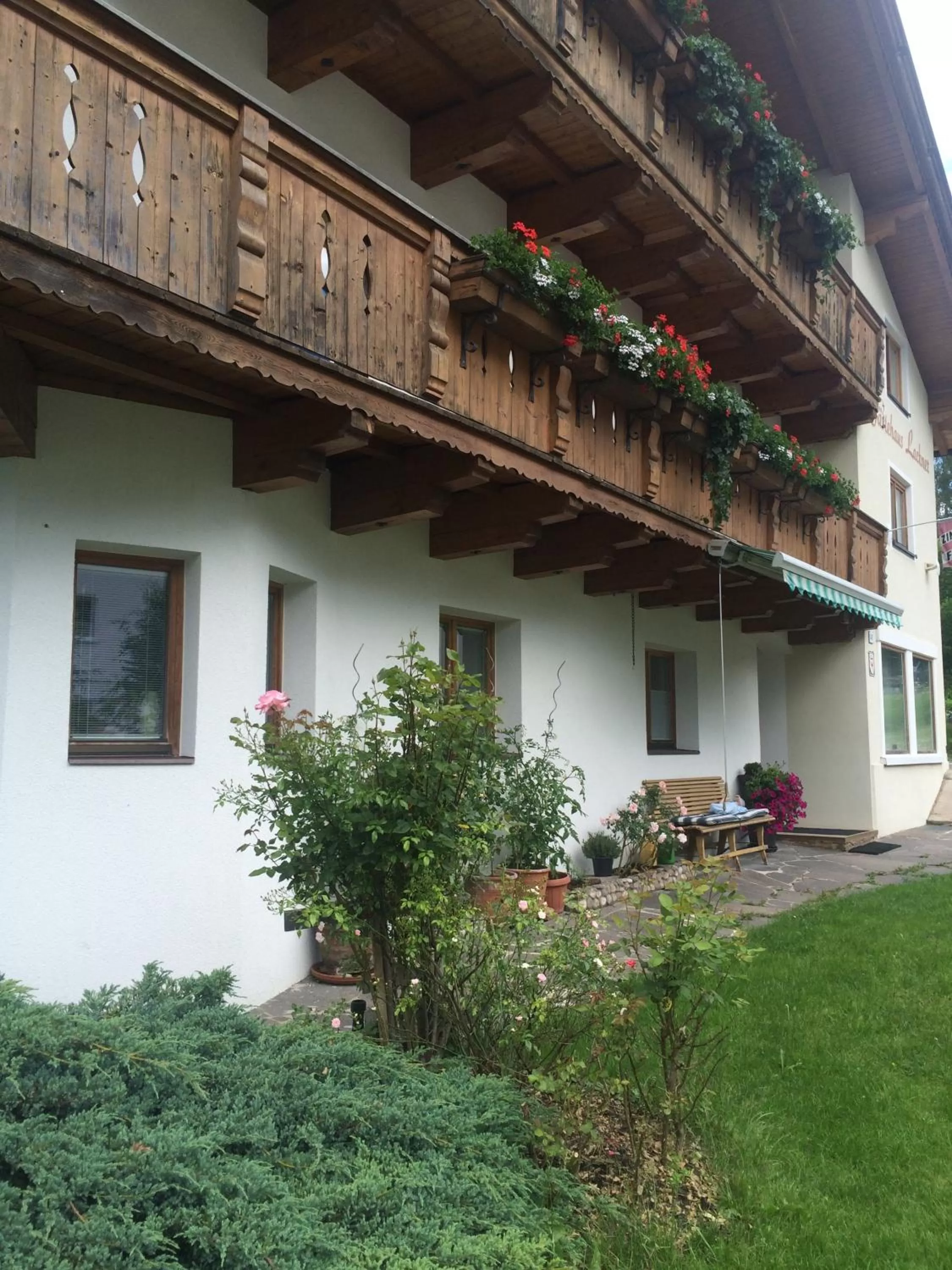 Garden view in Gästehaus Lackner