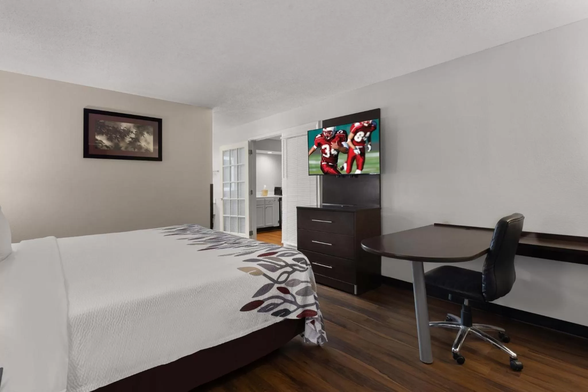 Photo of the whole room, Bed in Red Roof Inn & Suites Savannah Airport