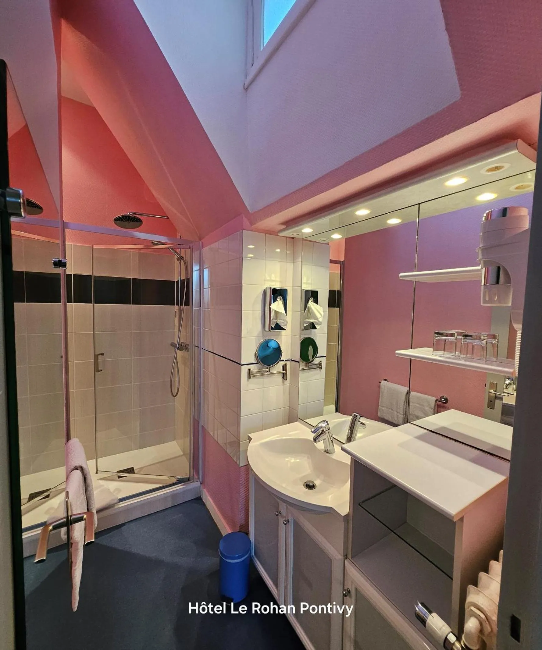 Shower in Hôtel Le Rohan Charme et Caractère